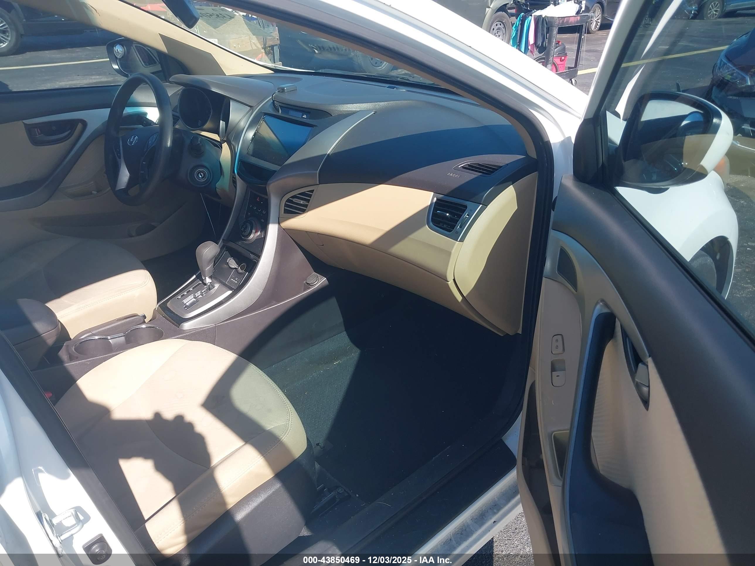 HYUNDAI ELANTRA image 5