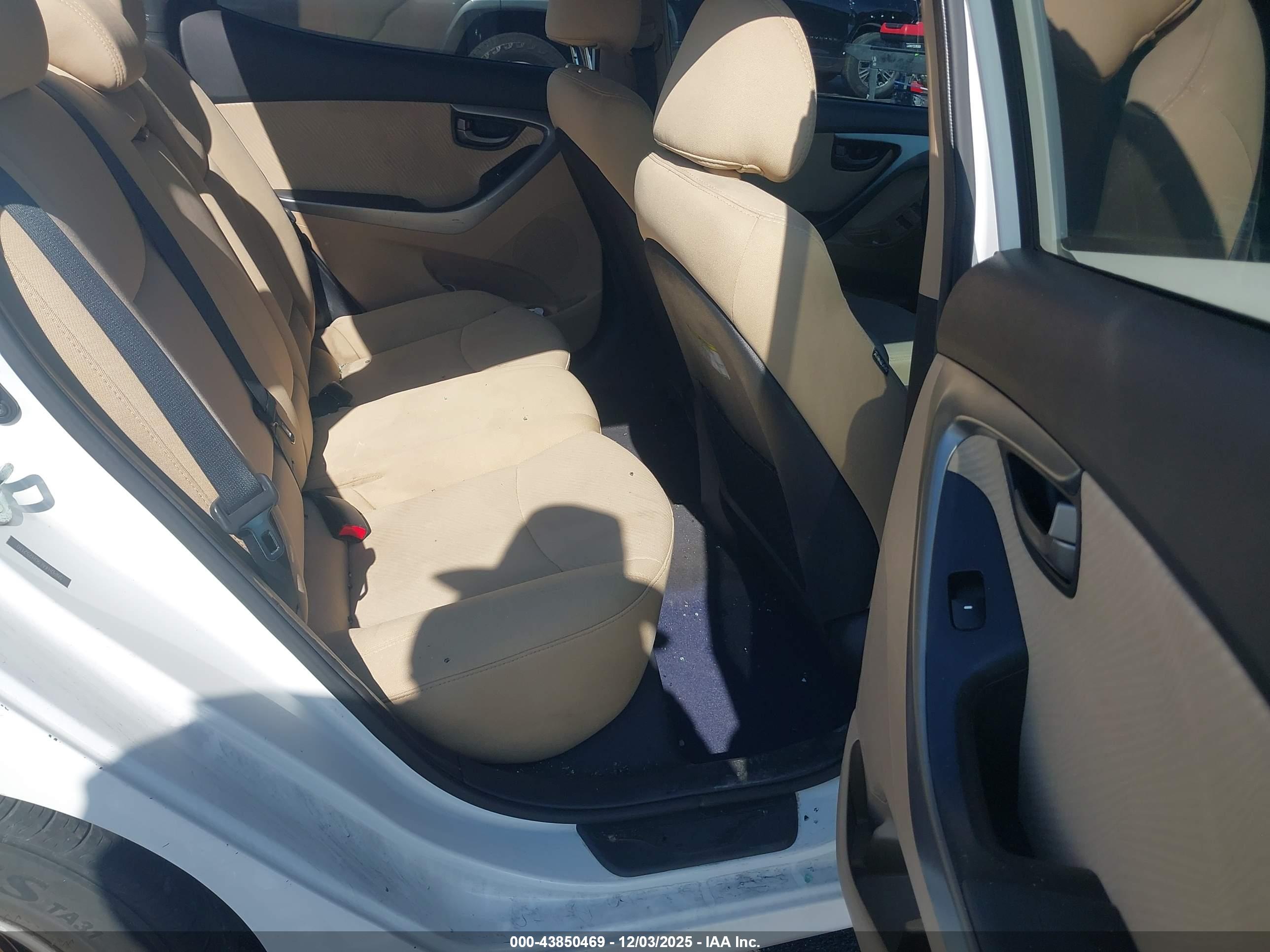 HYUNDAI ELANTRA image 8