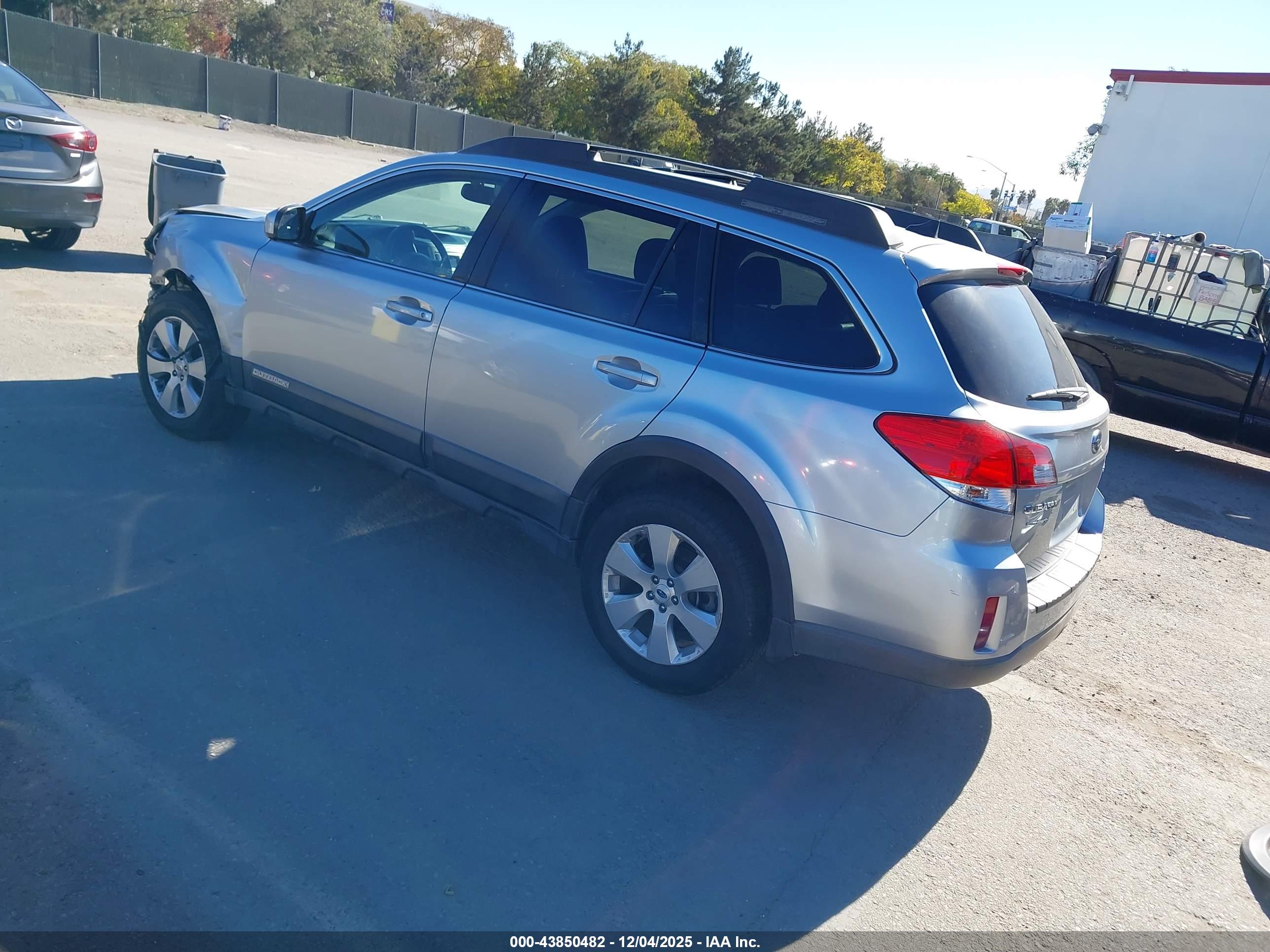 SUBARU OUTBACK image 3