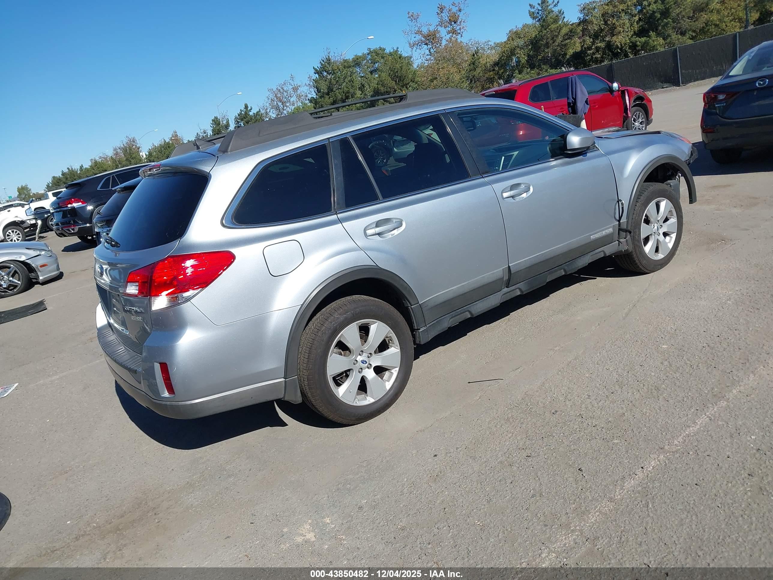 SUBARU OUTBACK image 4