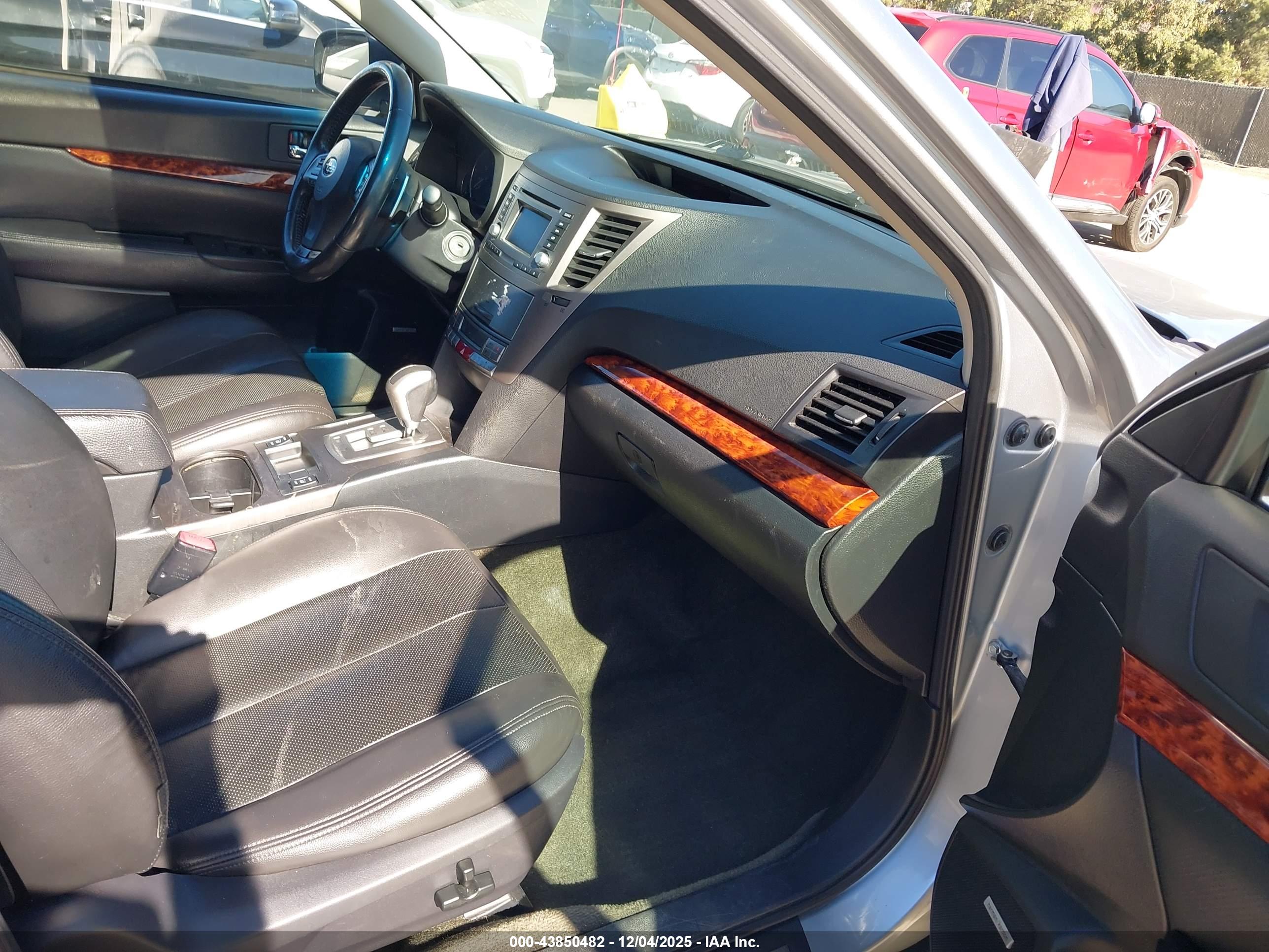 SUBARU OUTBACK image 5