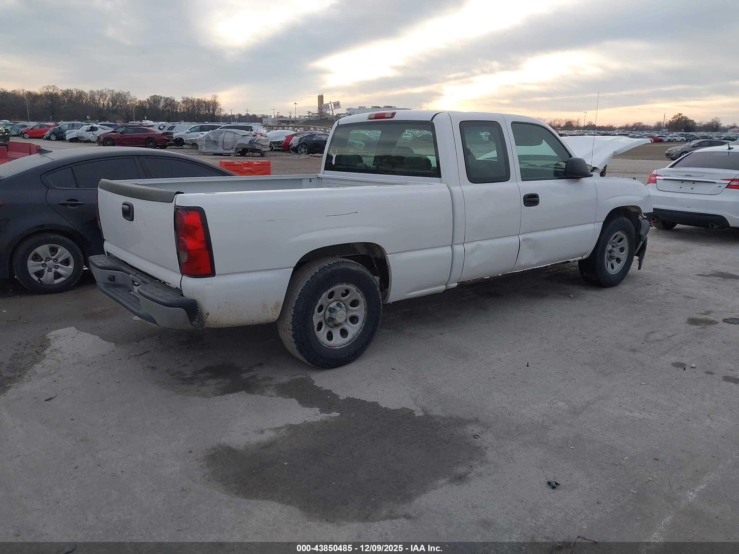 CHEVROLET SILVERADO image 4