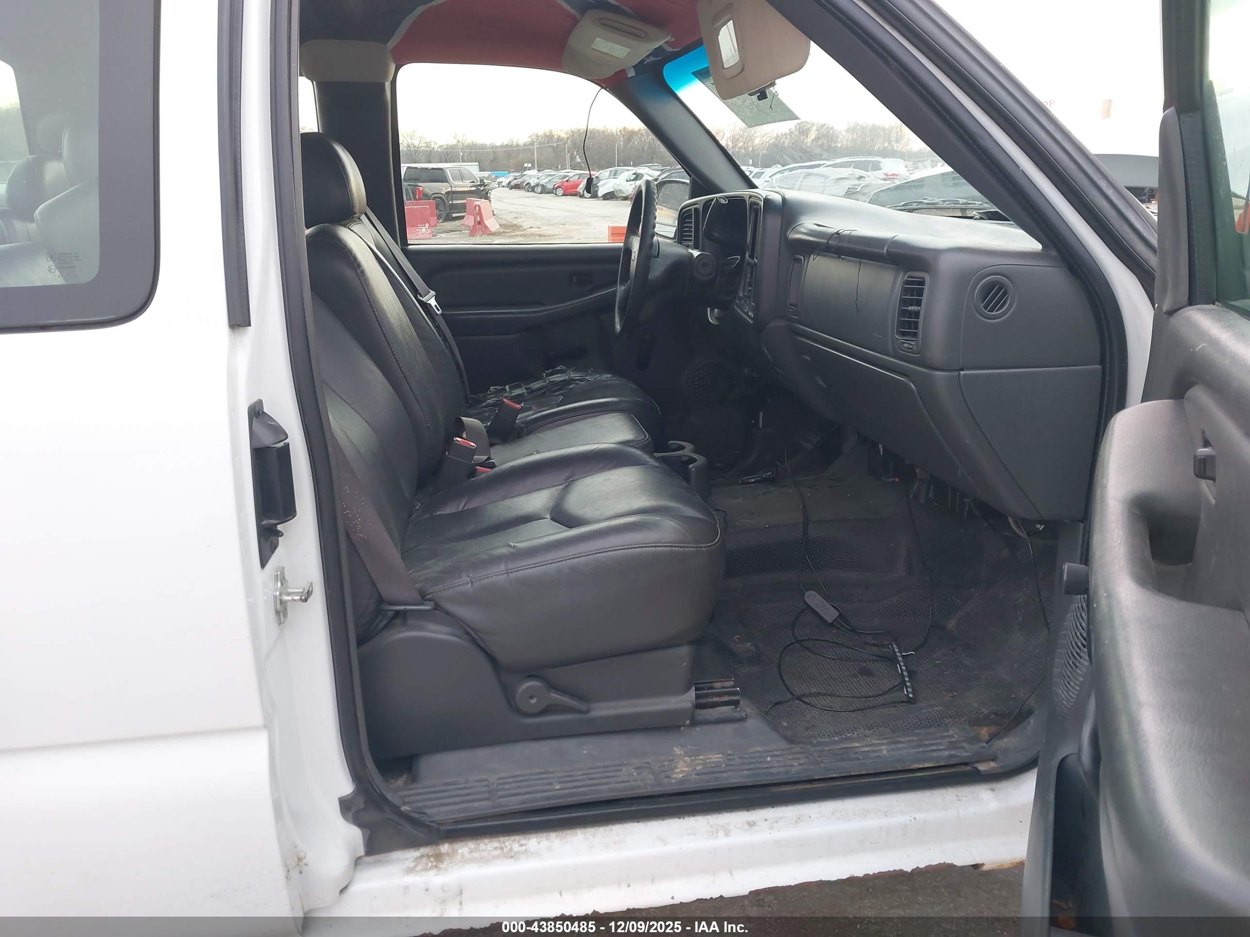 CHEVROLET SILVERADO image 5