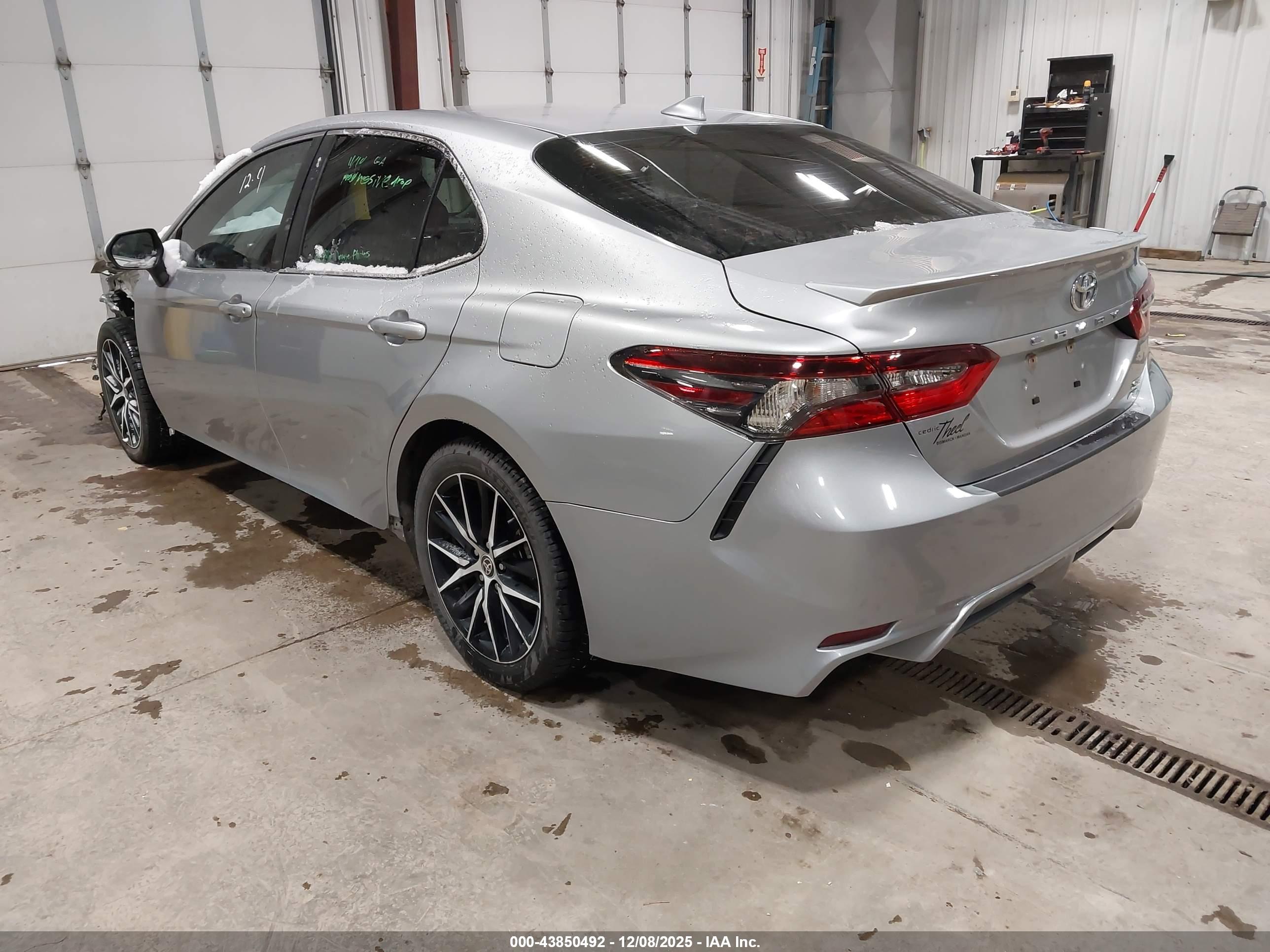 TOYOTA CAMRY image 3