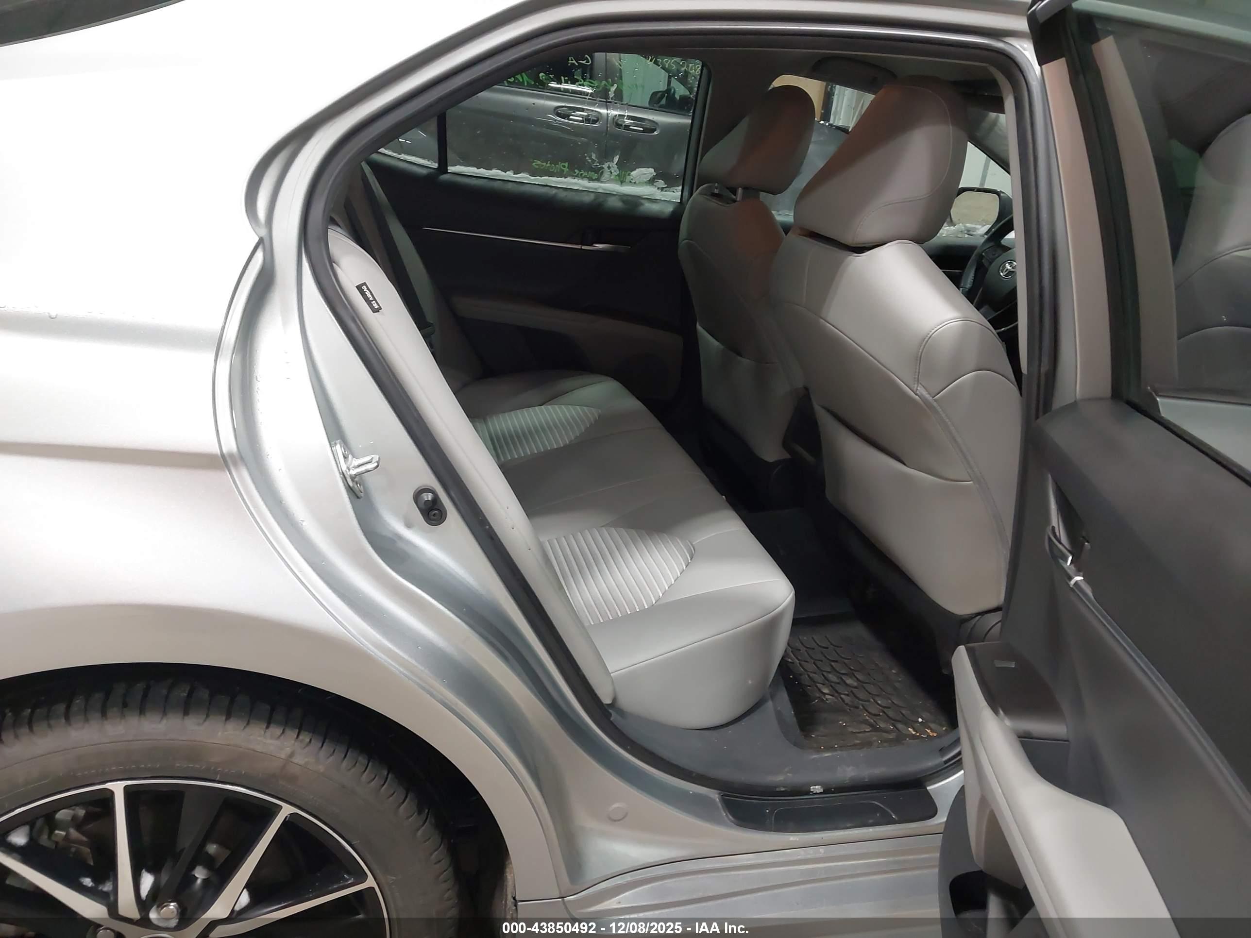 TOYOTA CAMRY image 8
