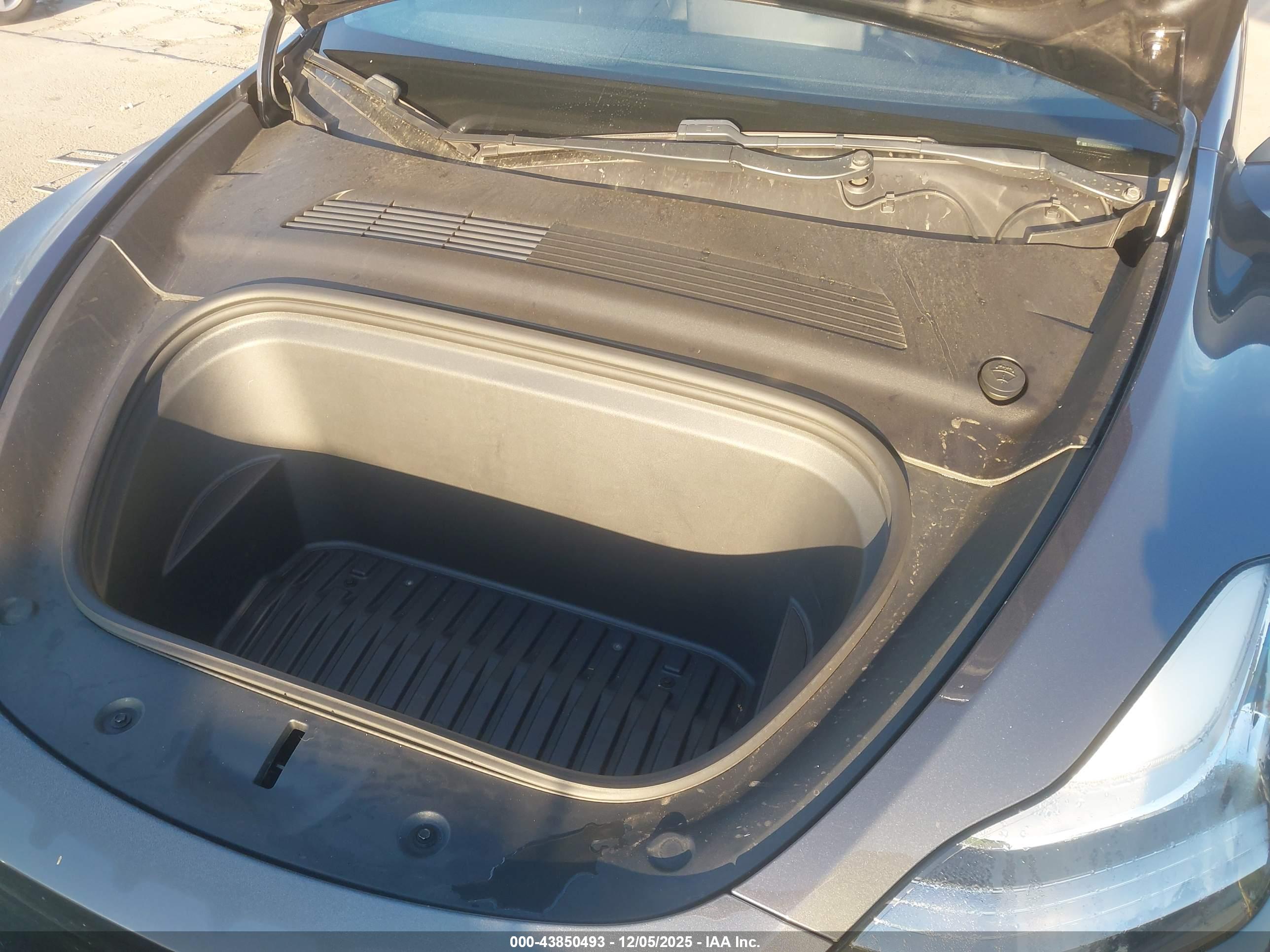 TESLA MODEL image 10
