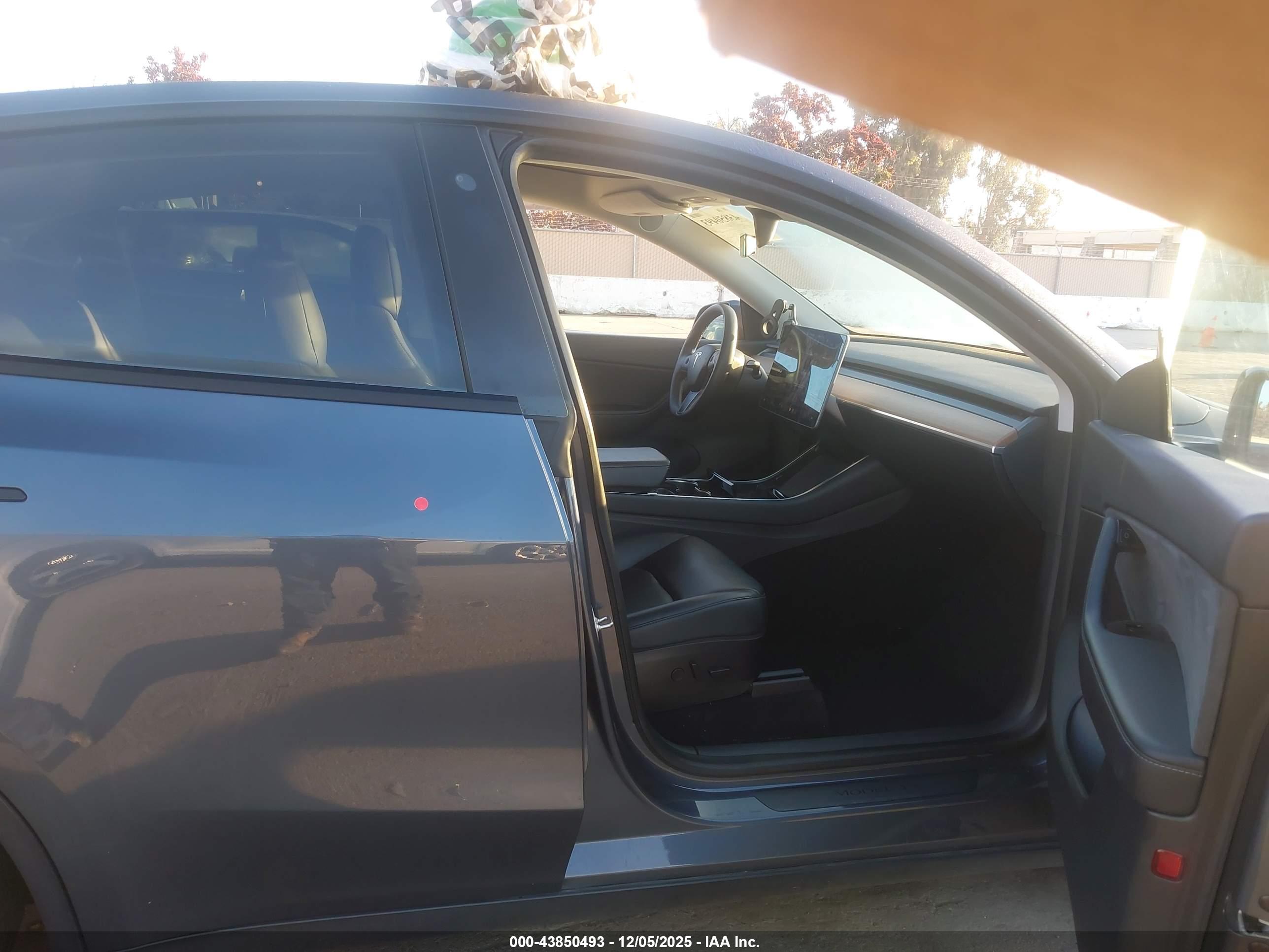 TESLA MODEL image 5