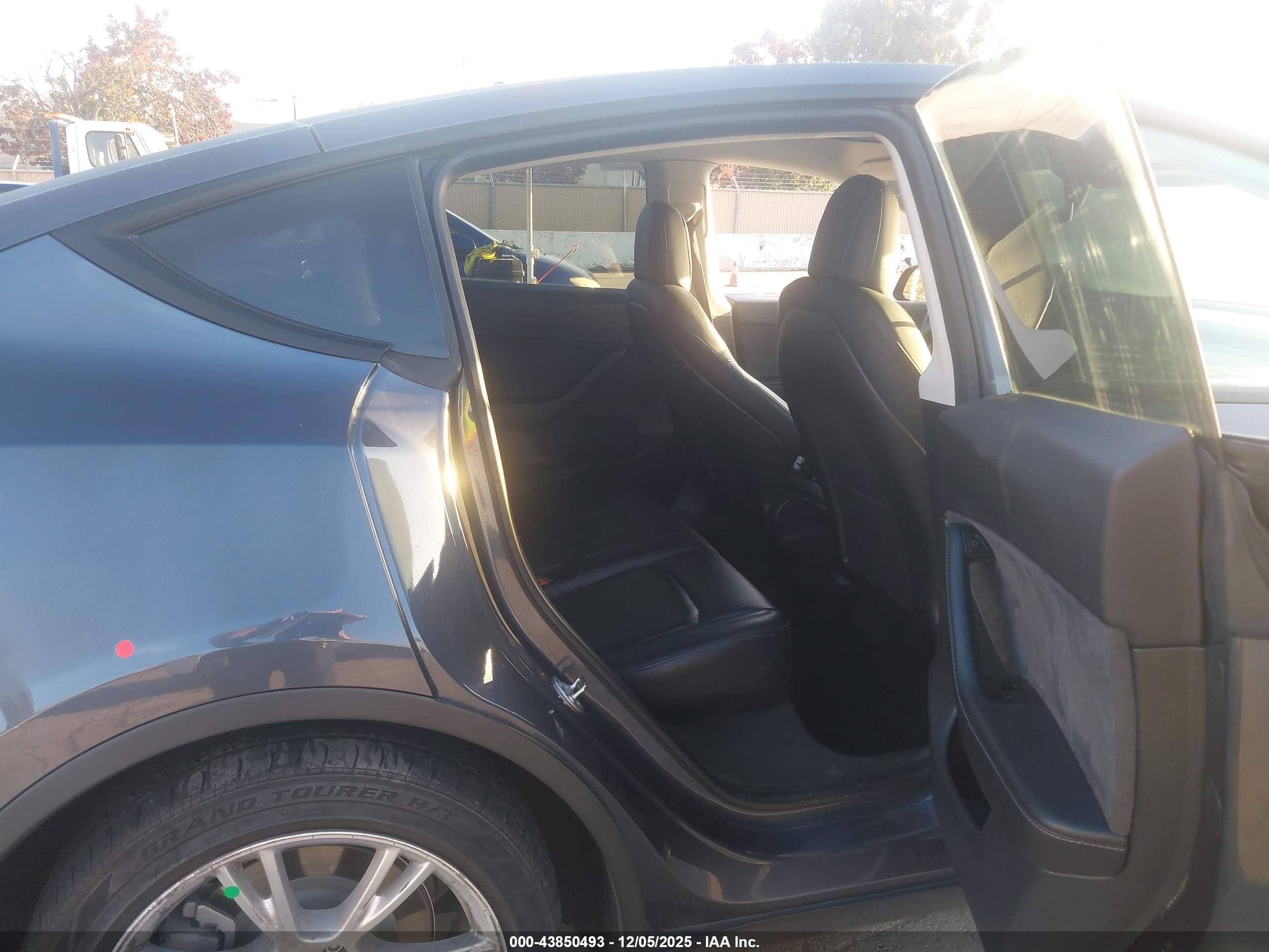 TESLA MODEL image 8