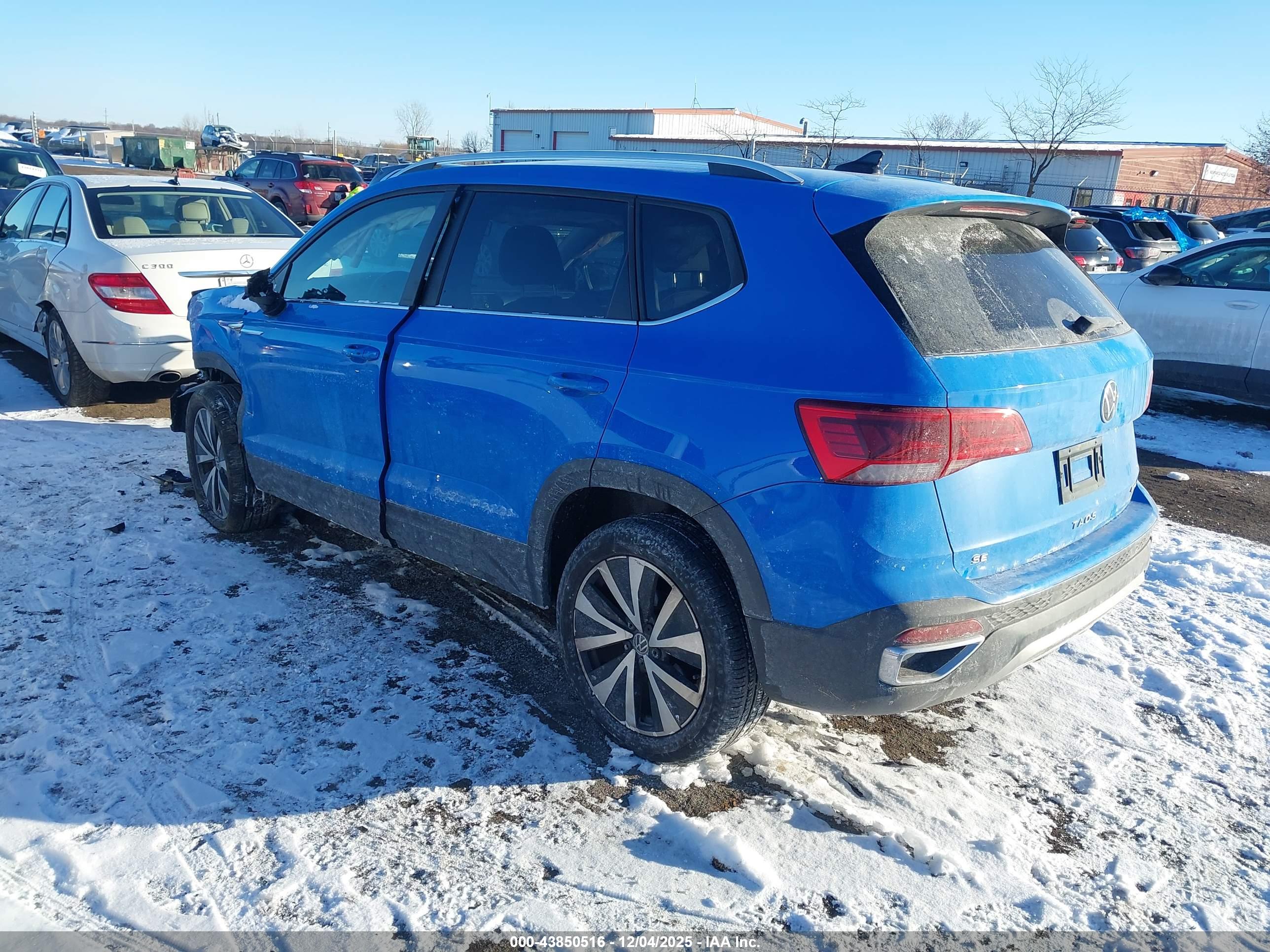 VOLKSWAGEN TAOS image 3