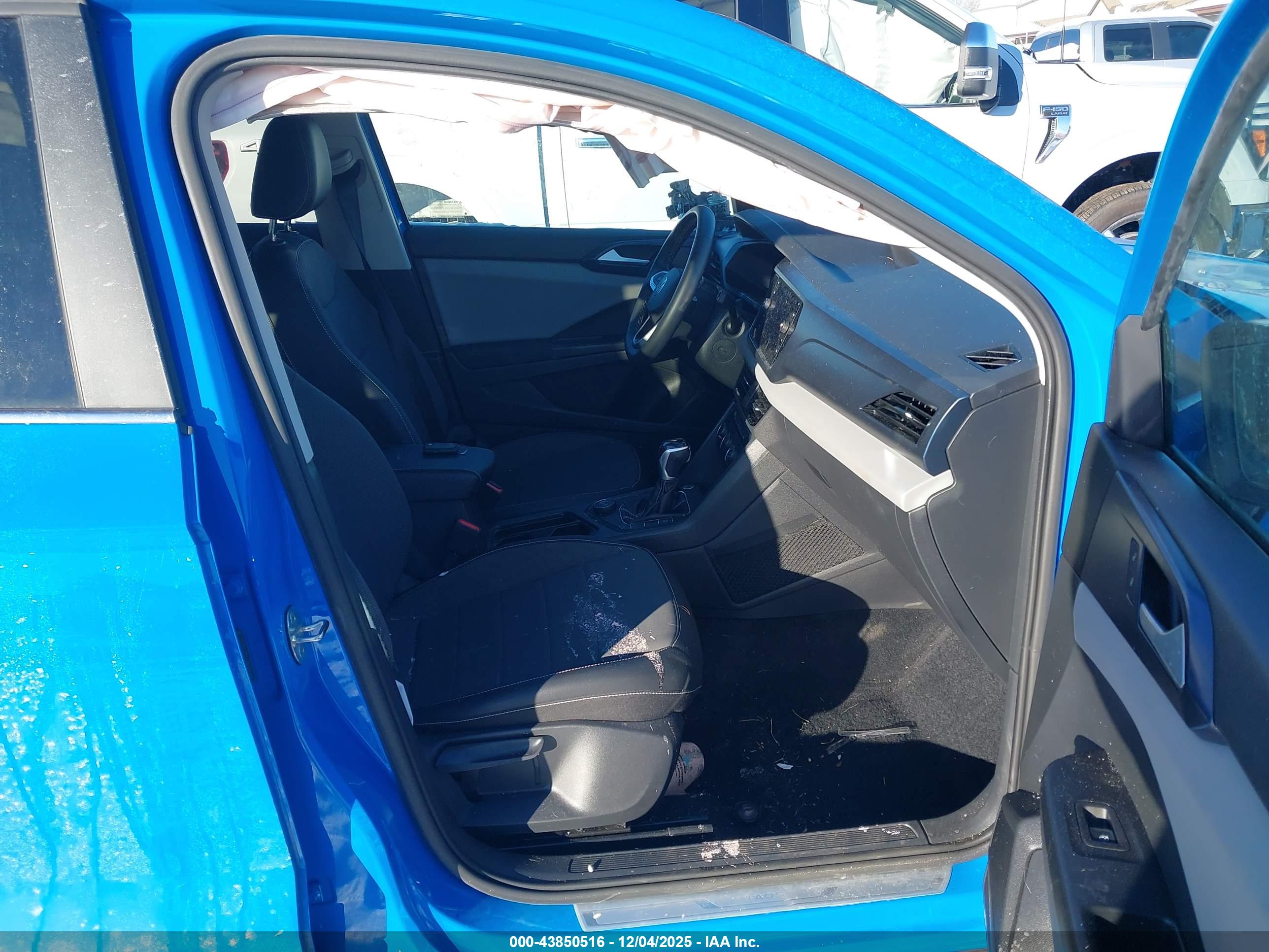 VOLKSWAGEN TAOS image 5