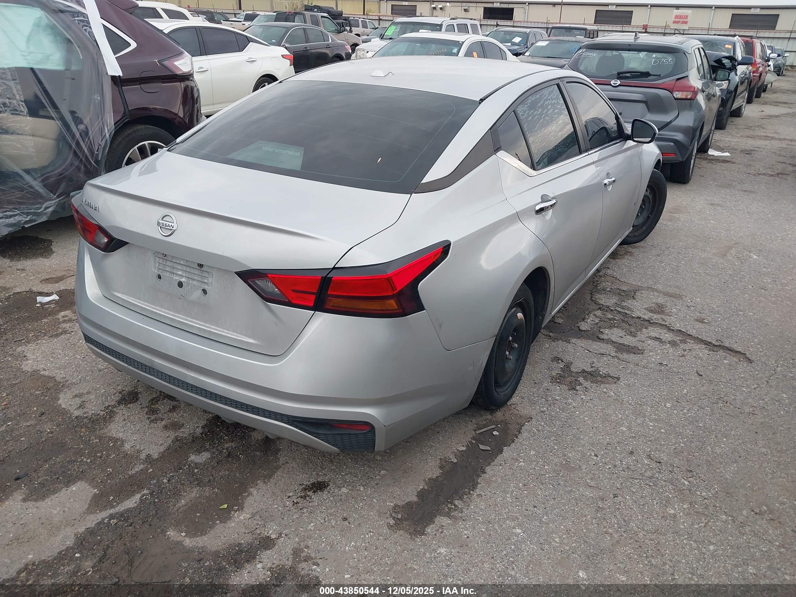NISSAN ALTIMA image 4
