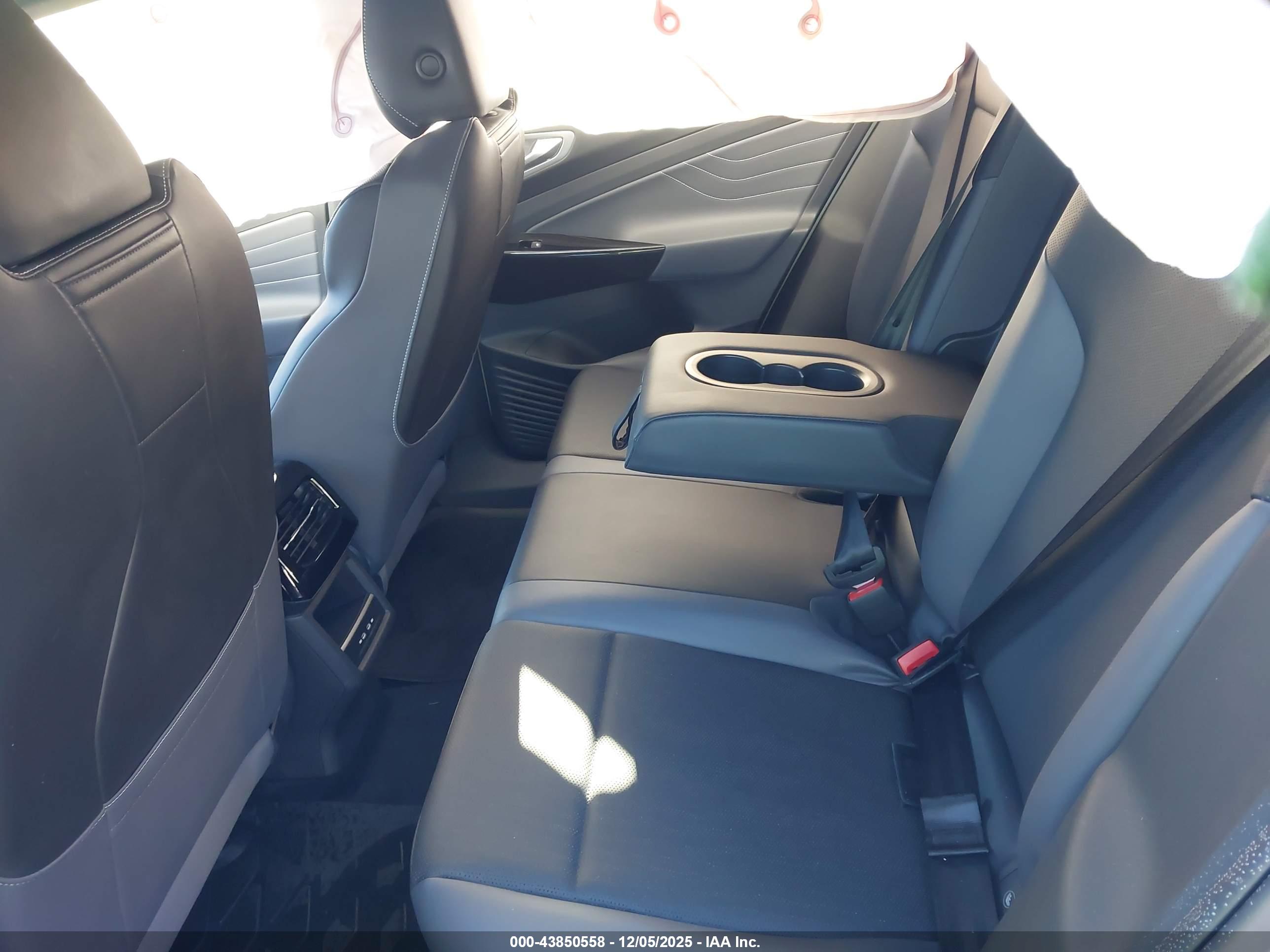 VOLKSWAGEN ID.4 image 8