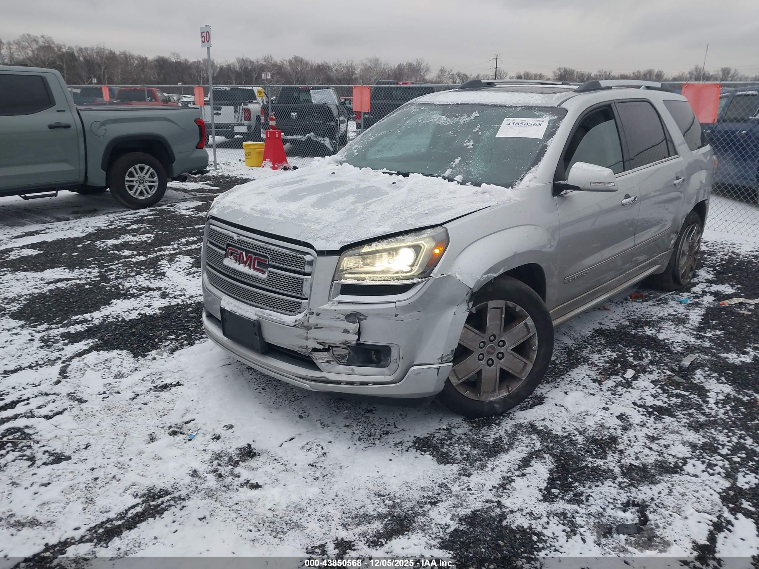 GMC ACADIA image 2