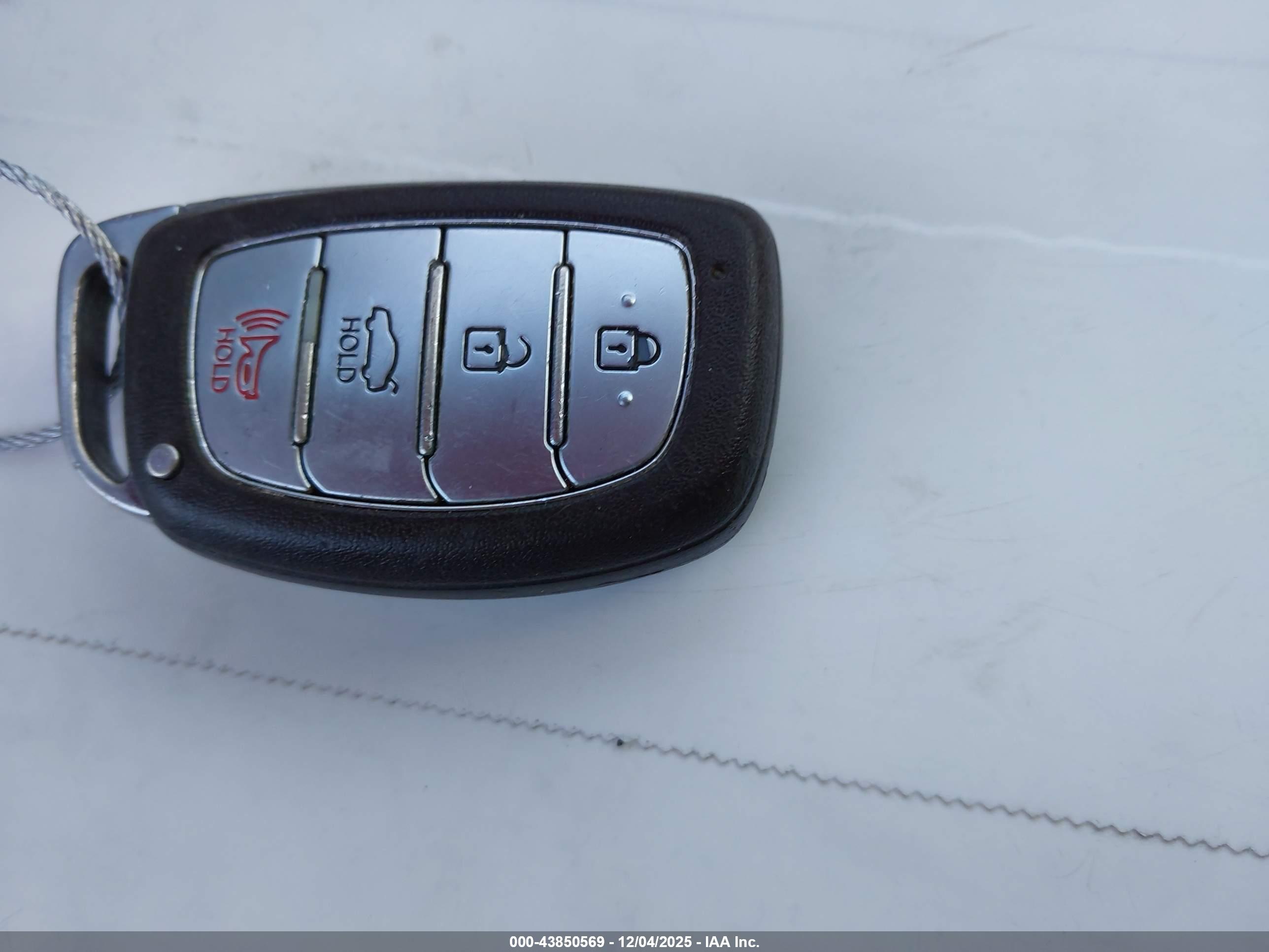 HYUNDAI ELANTRA image 11