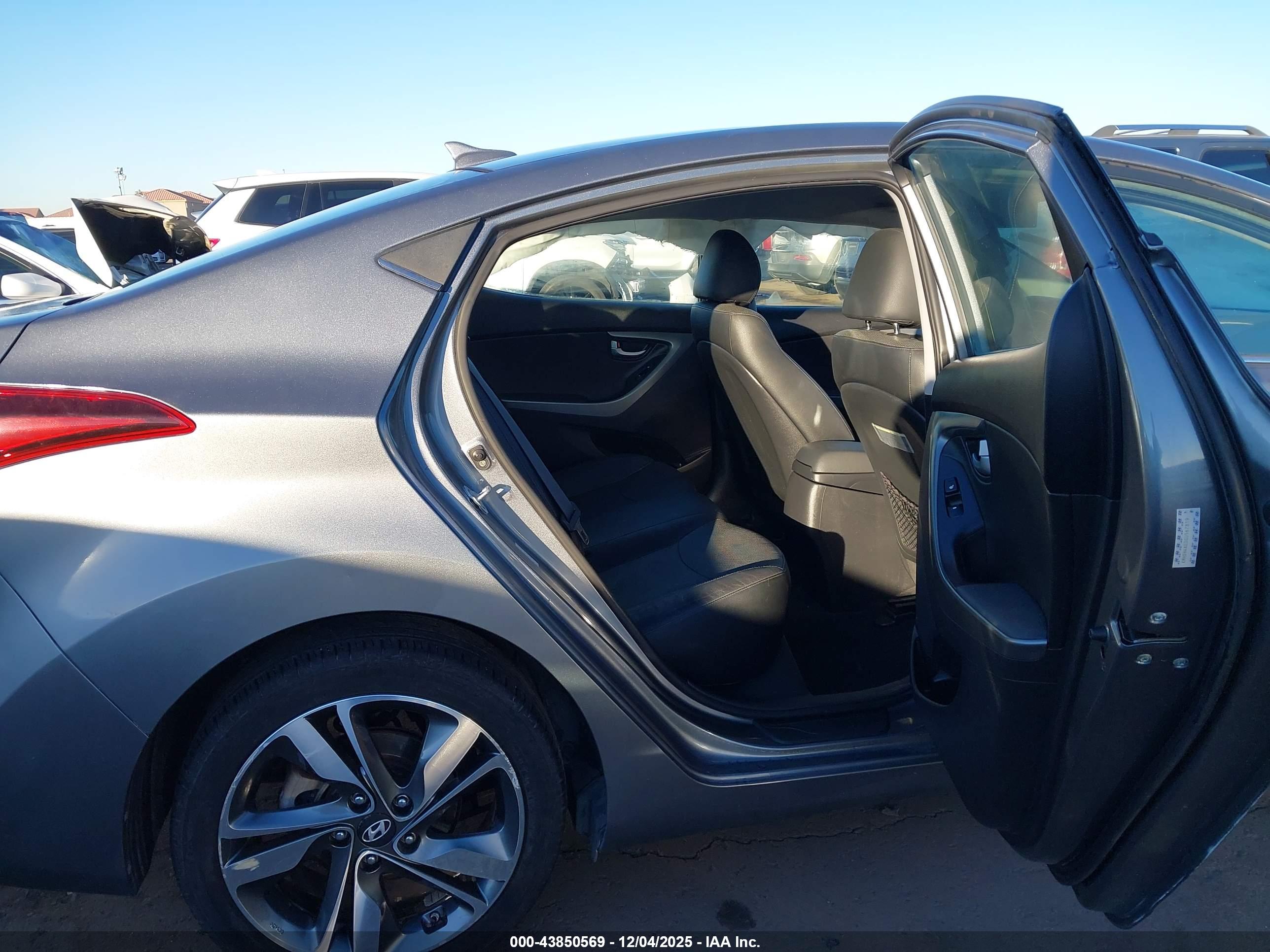 HYUNDAI ELANTRA image 8