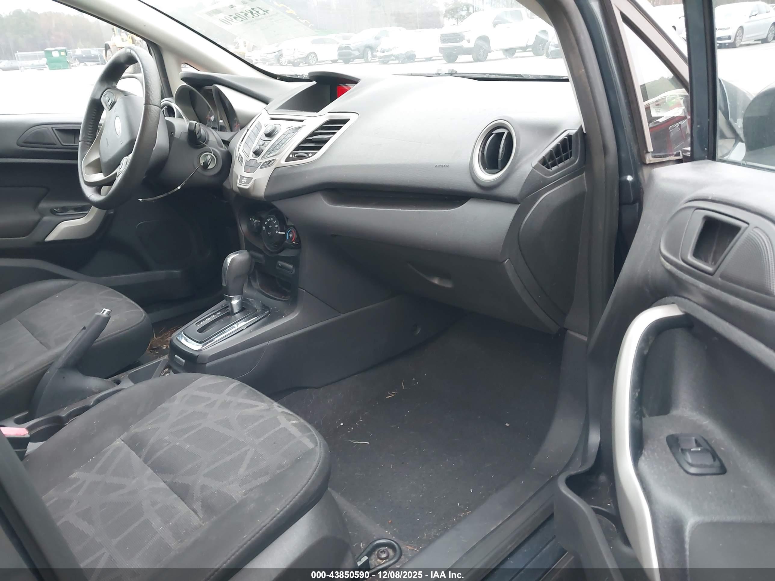 FORD FIESTA image 5