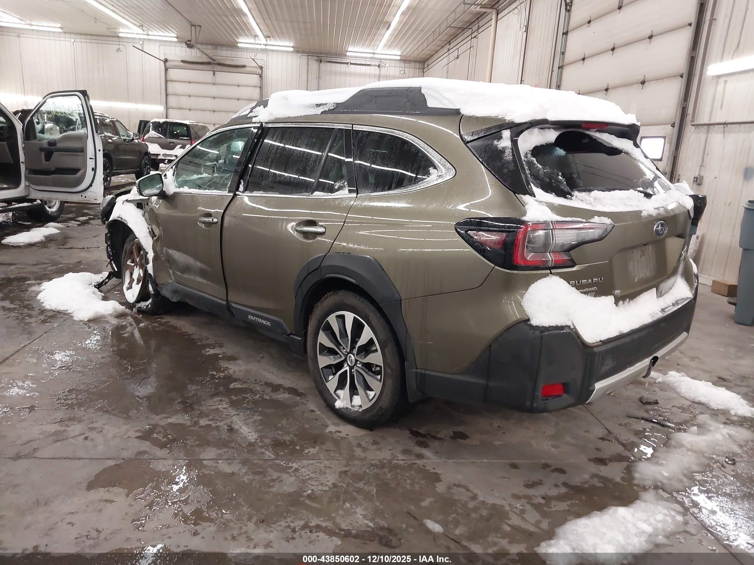 SUBARU OUTBACK image 3