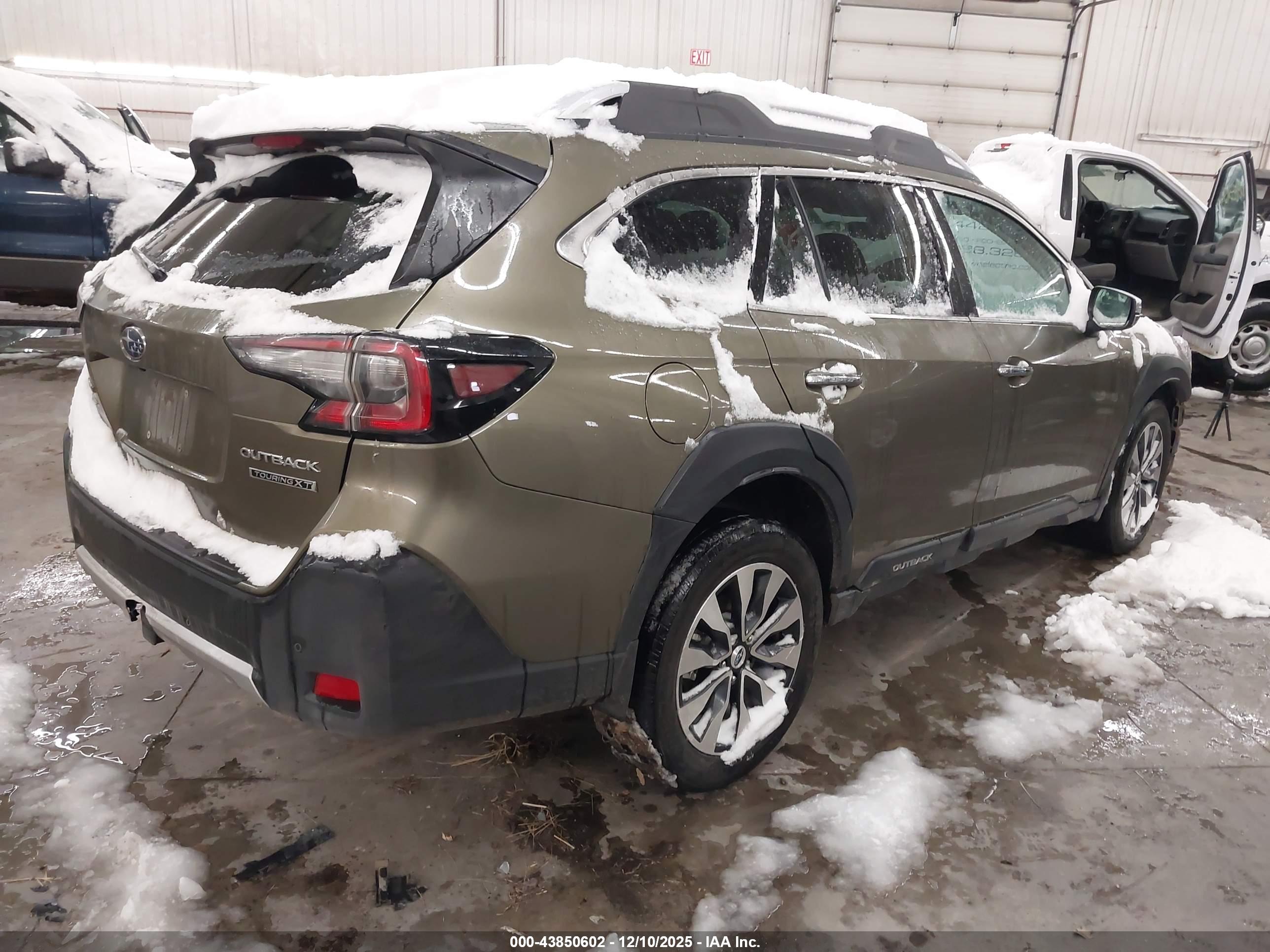 SUBARU OUTBACK image 4