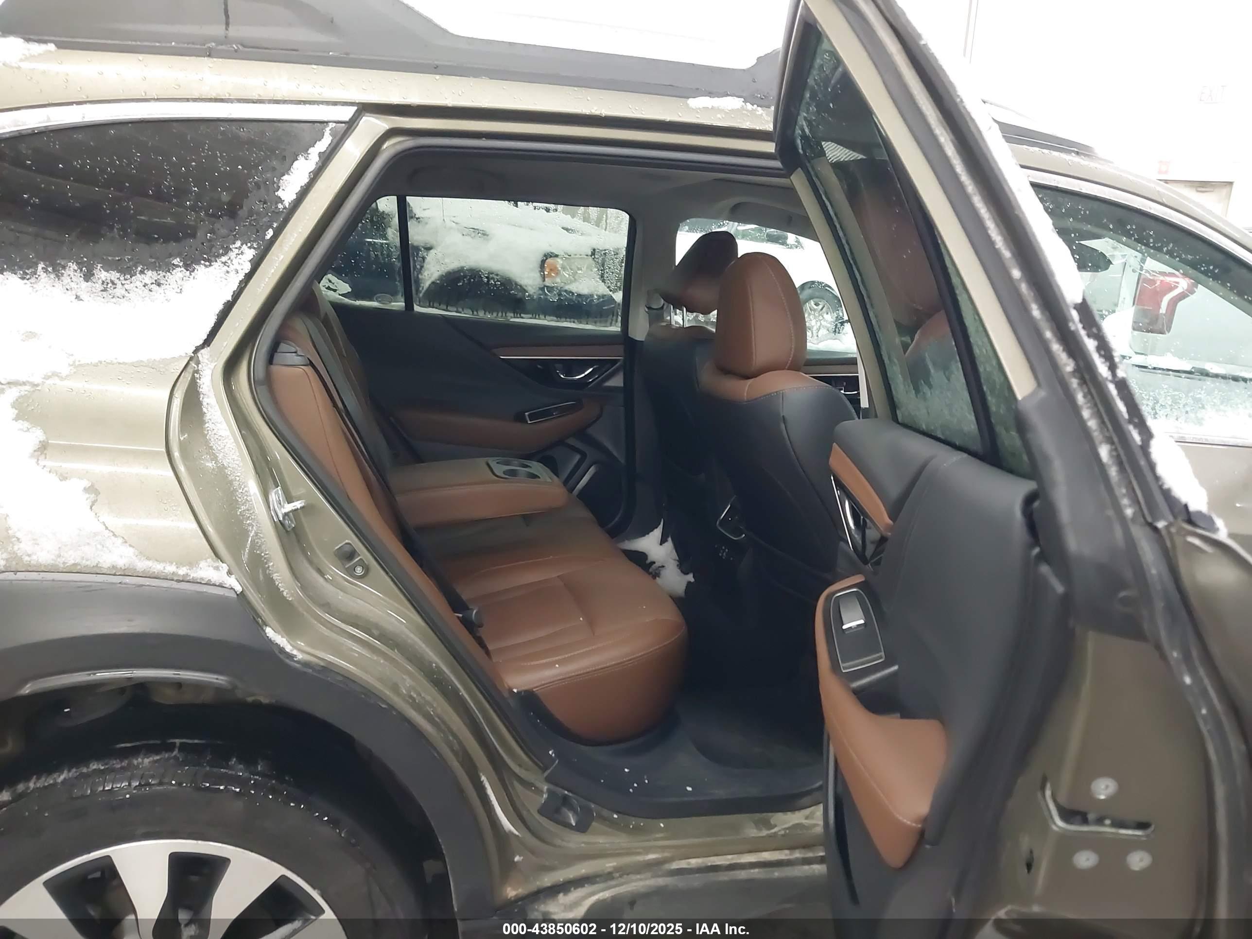 SUBARU OUTBACK image 8