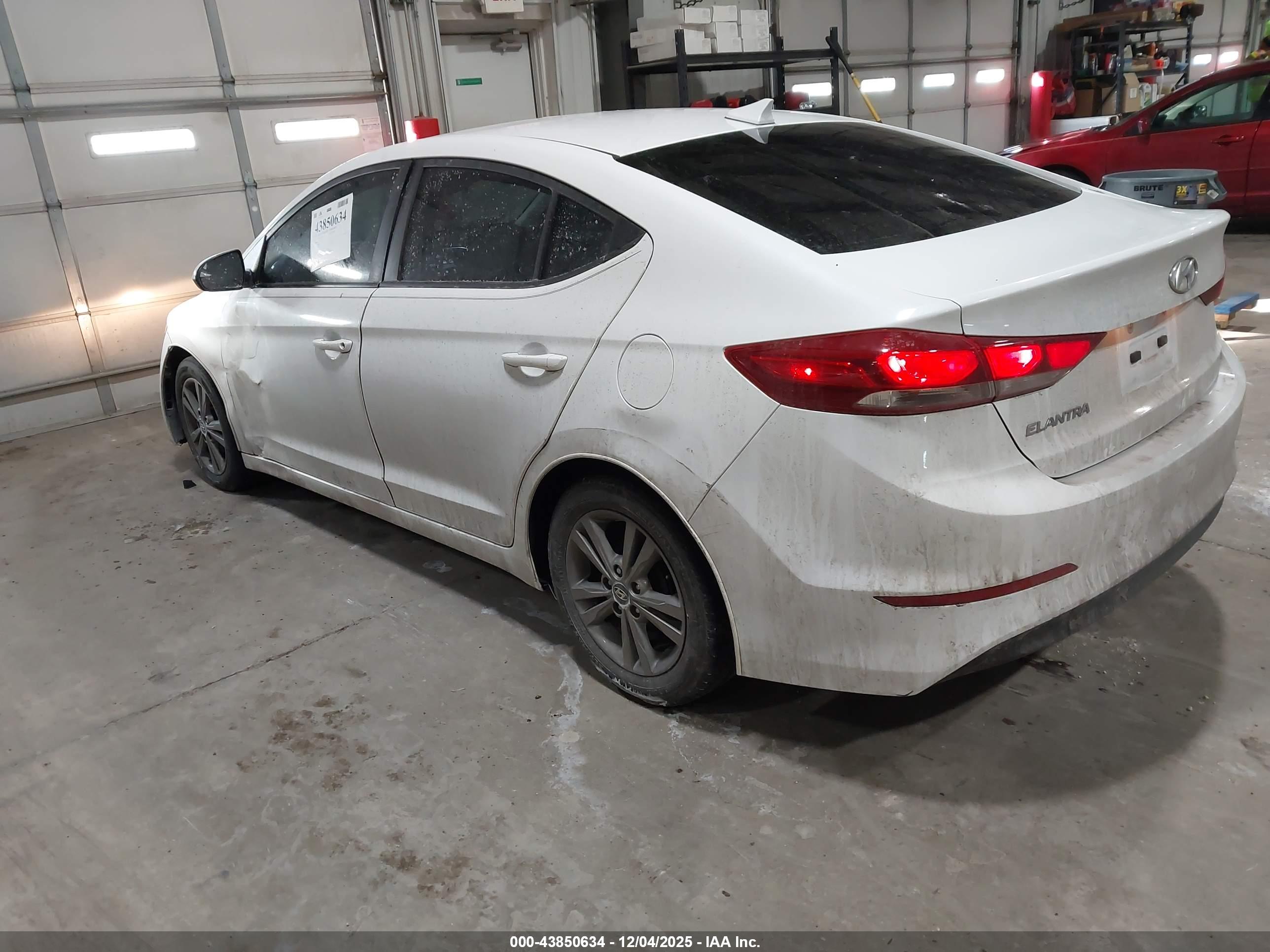 HYUNDAI ELANTRA image 3