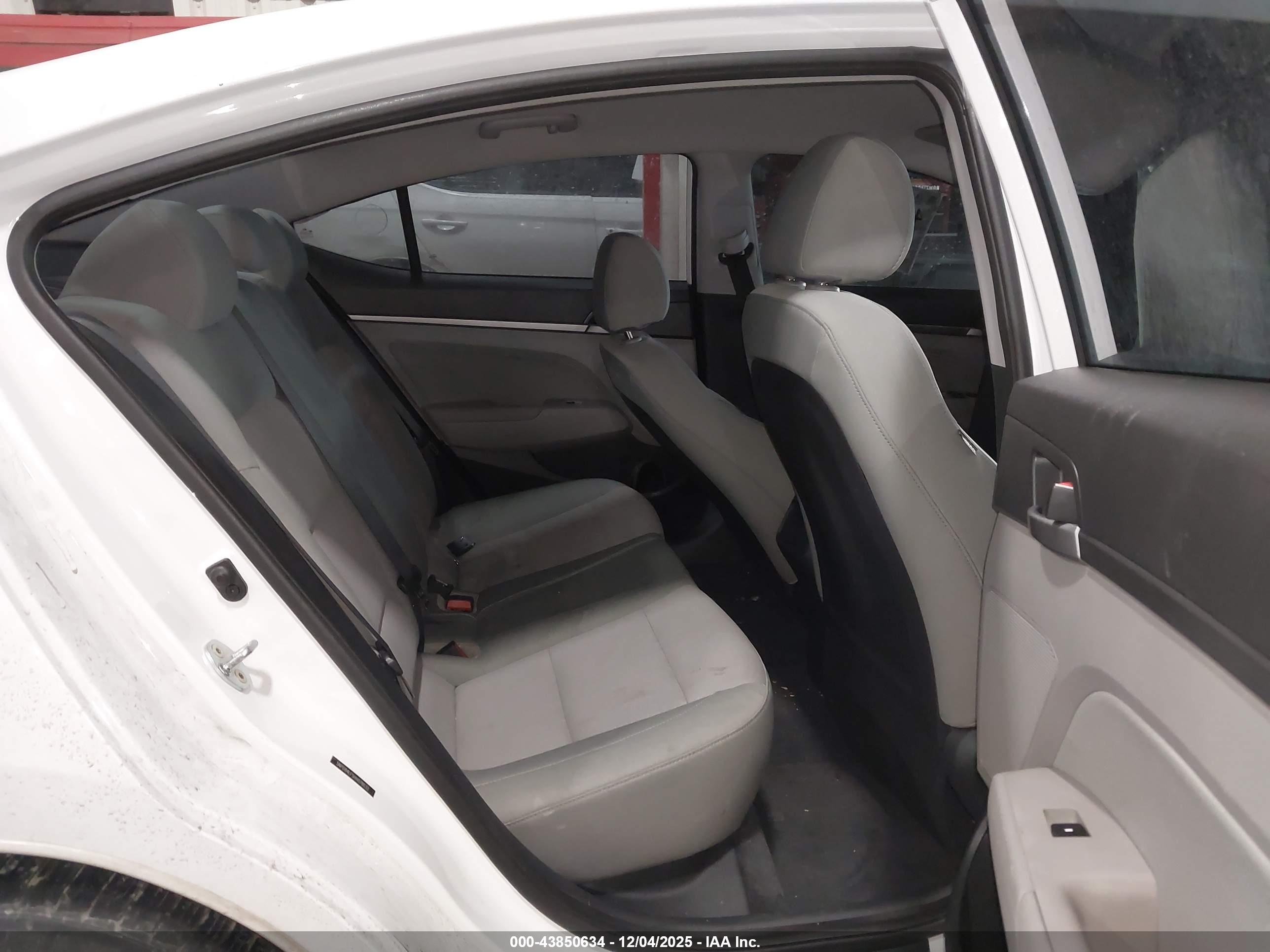HYUNDAI ELANTRA image 8