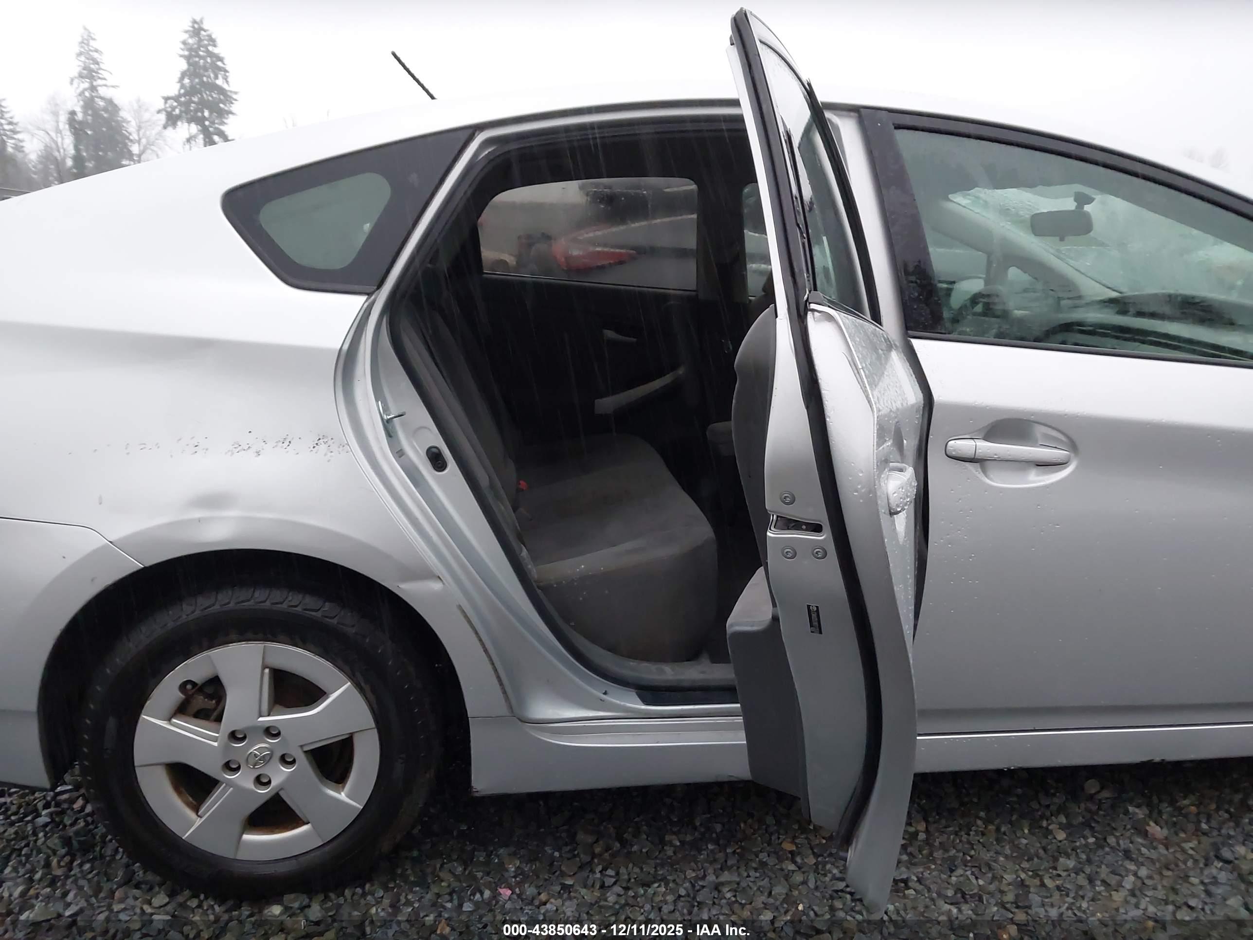 TOYOTA PRIUS image 8