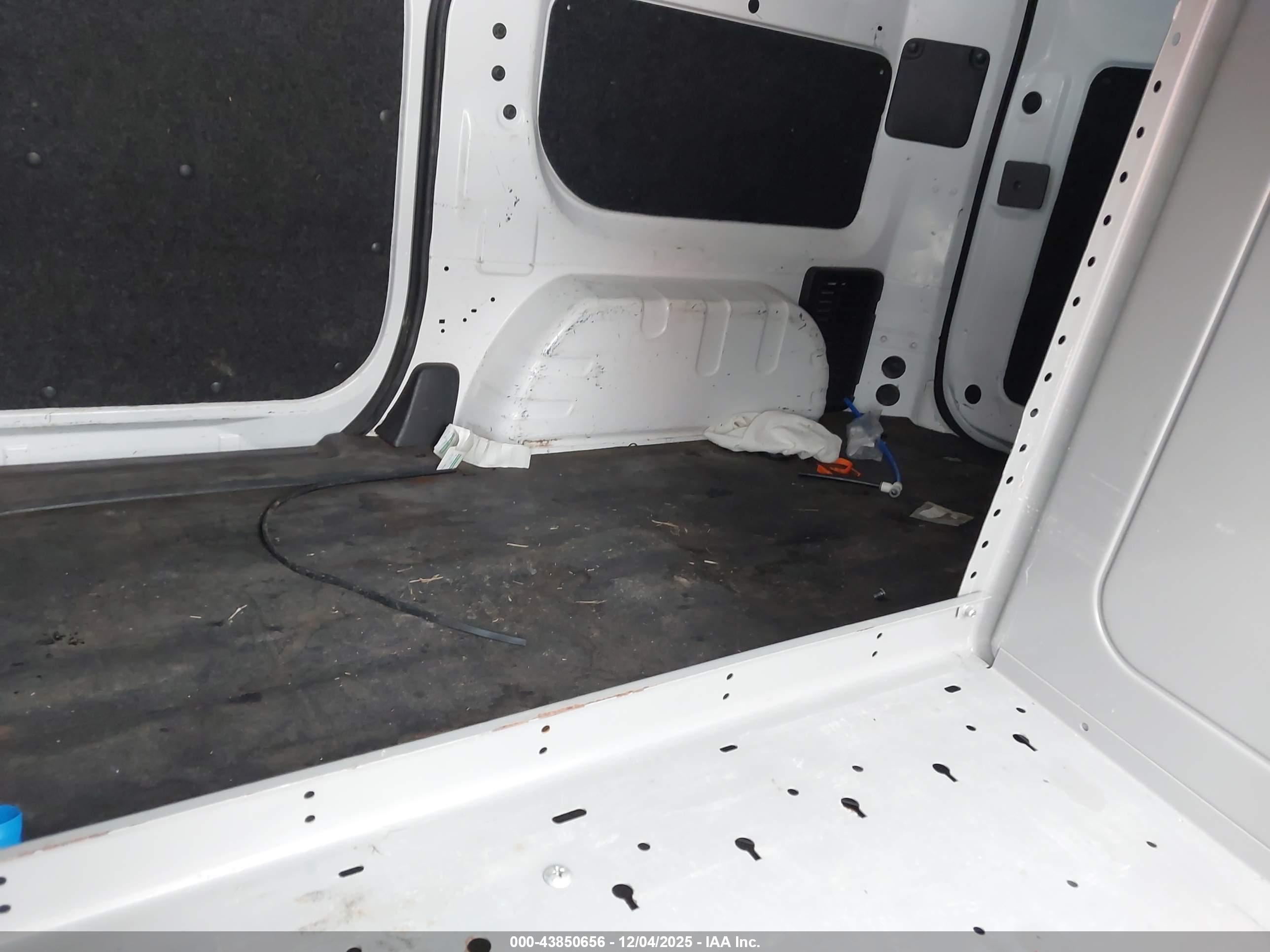 NISSAN NV200 image 8