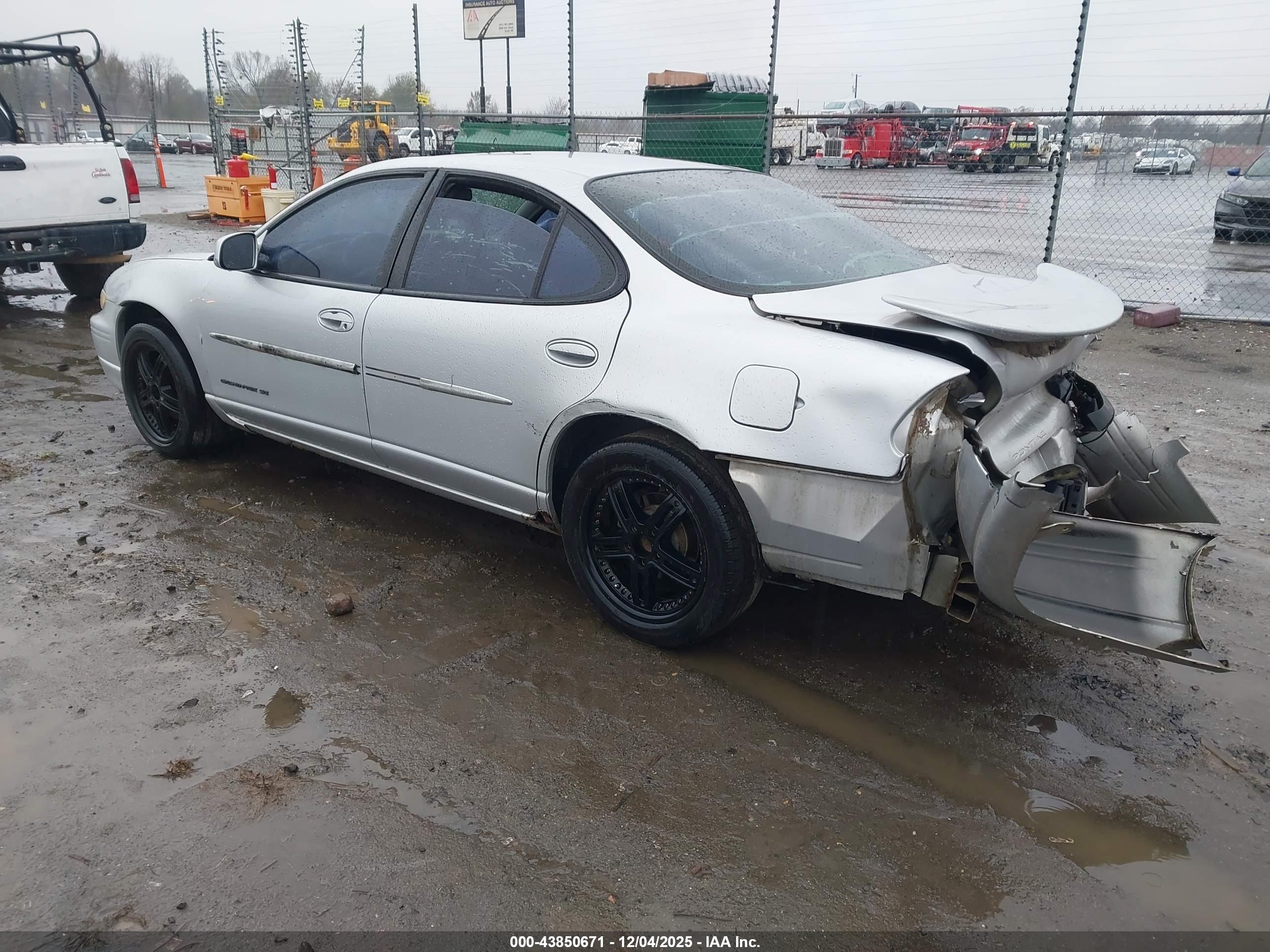 PONTIAC GRAND image 3