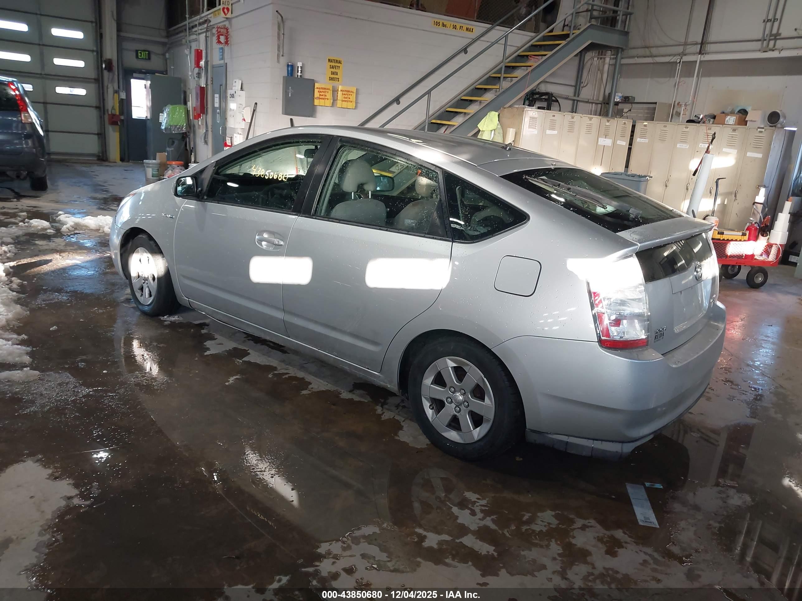 TOYOTA PRIUS image 3