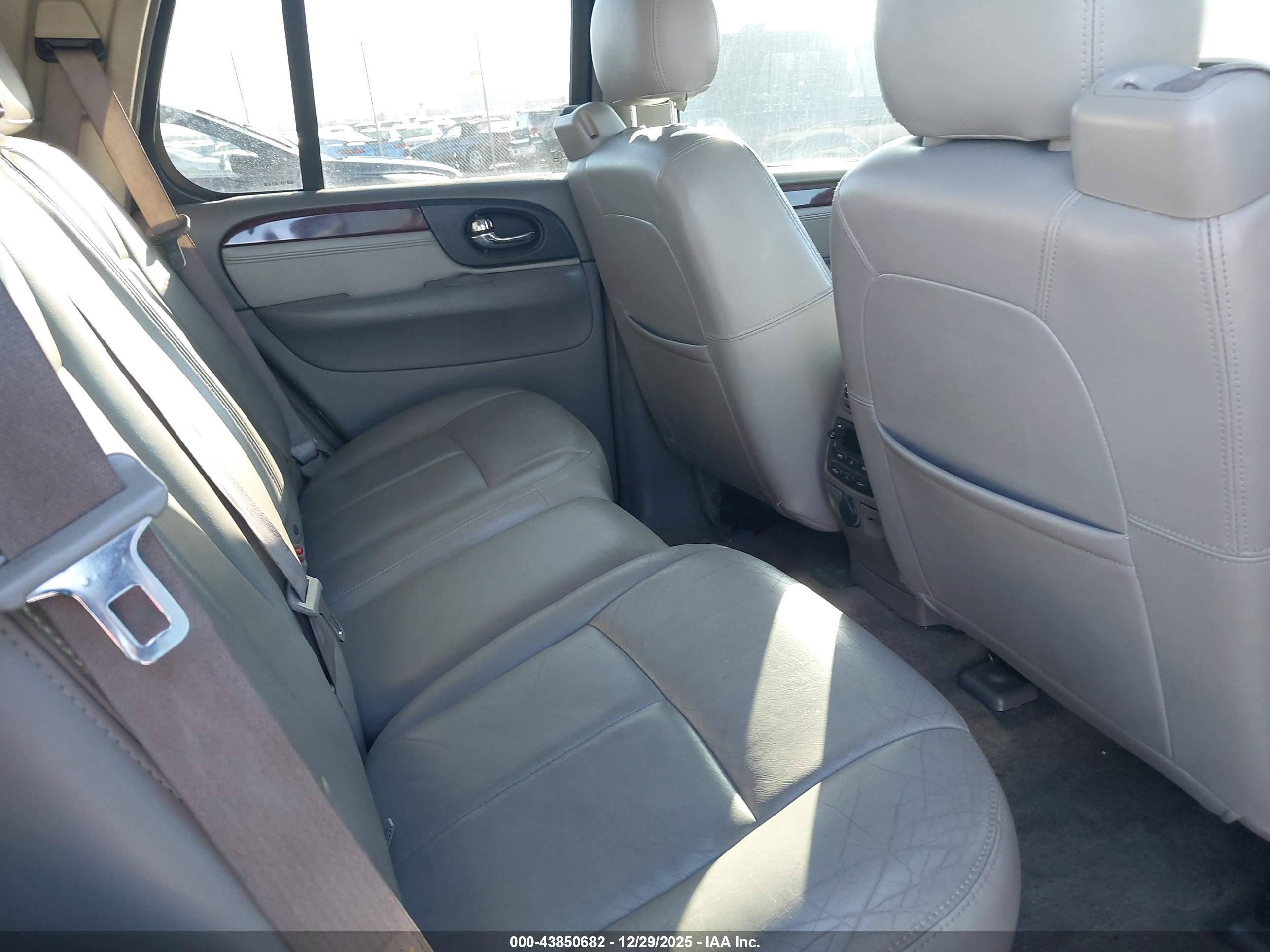 GMC ENVOY image 8