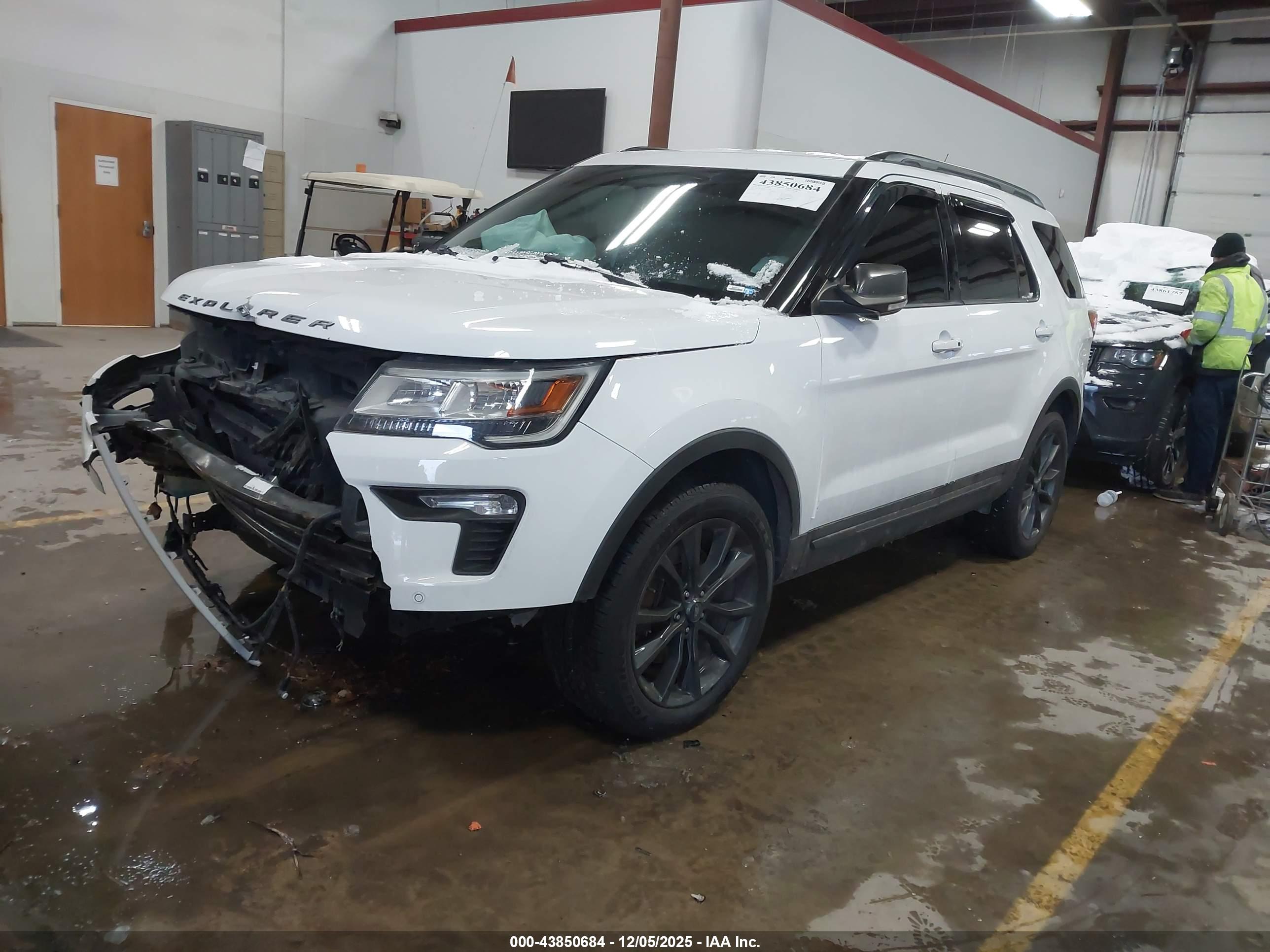 FORD EXPLORER image 2
