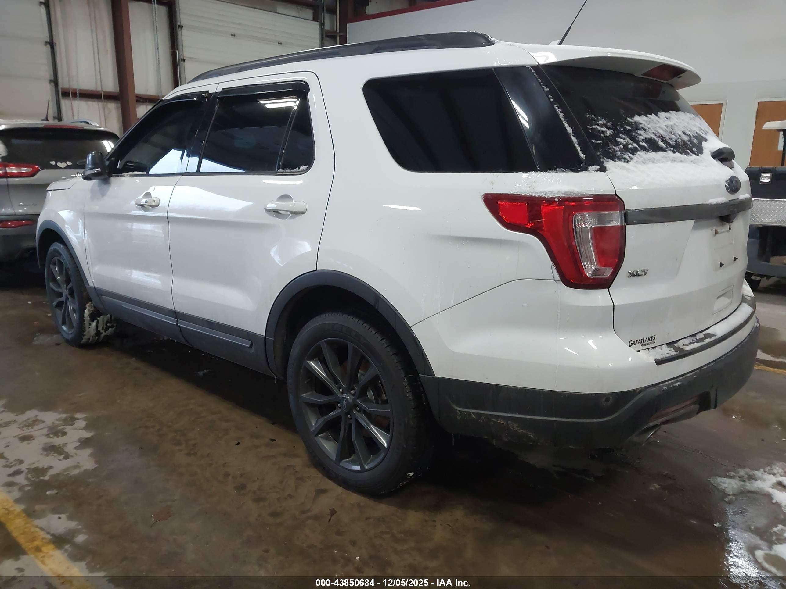 FORD EXPLORER image 3