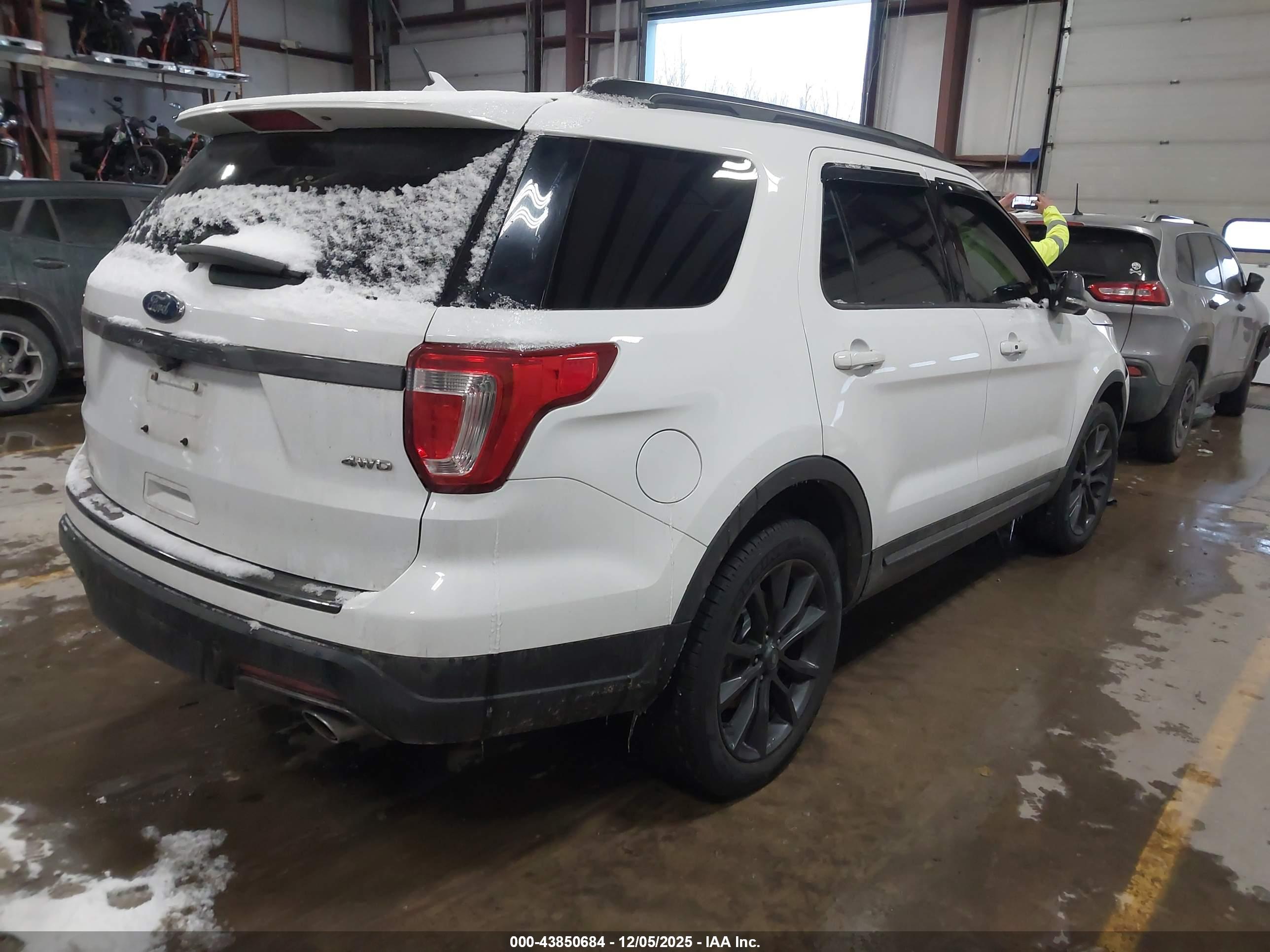 FORD EXPLORER image 4