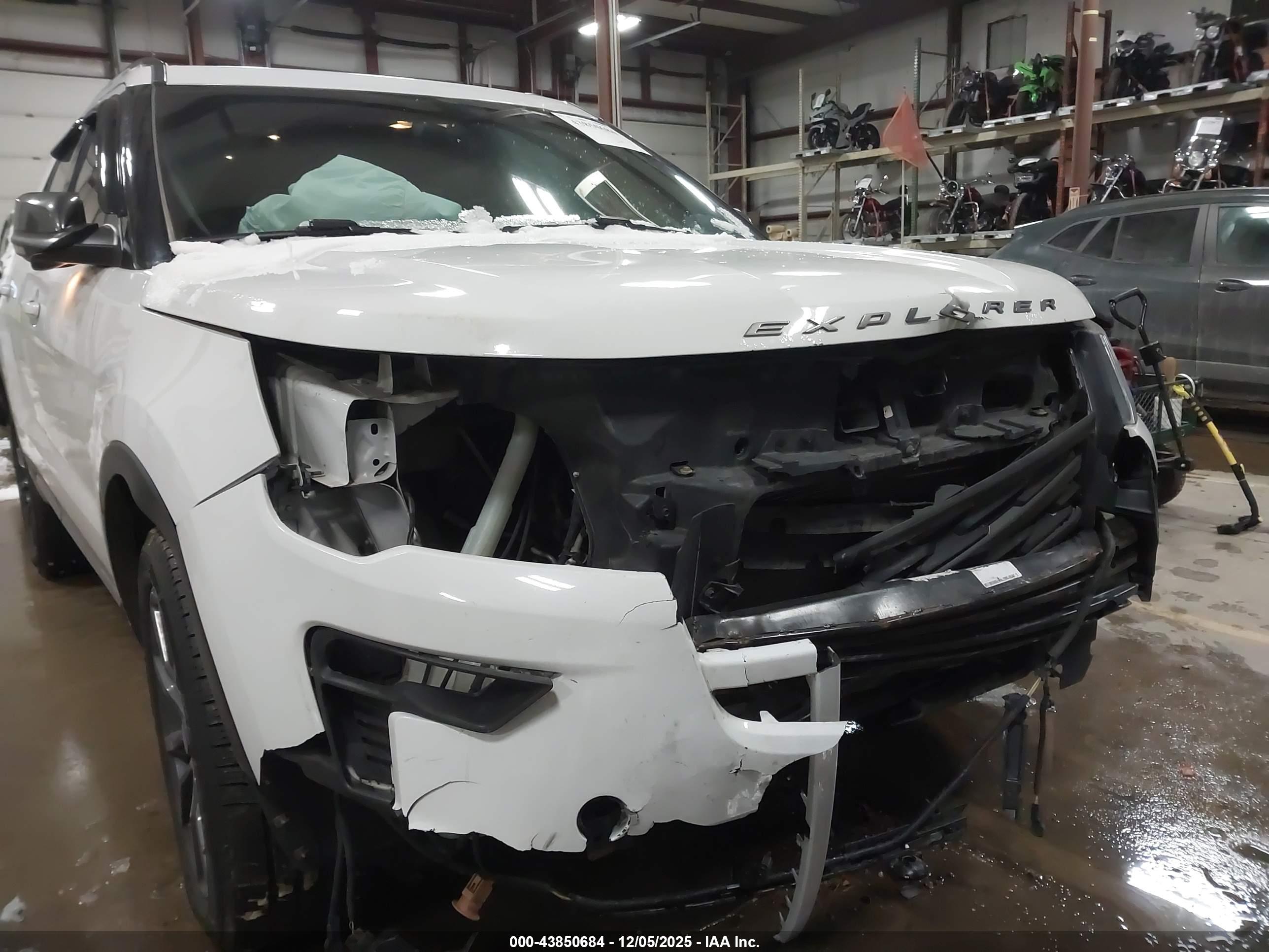 FORD EXPLORER image 6