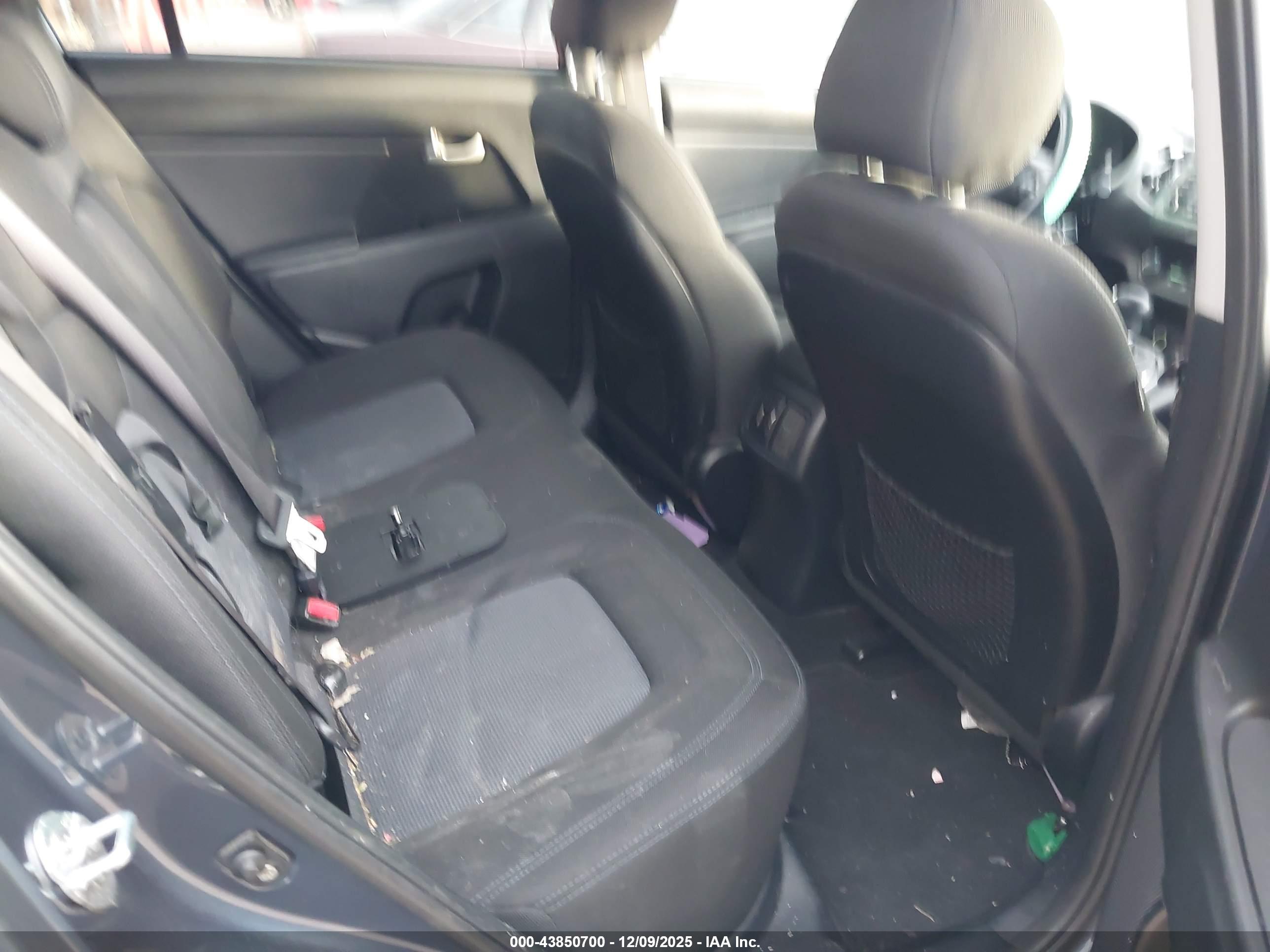 KIA SPORTAGE image 8