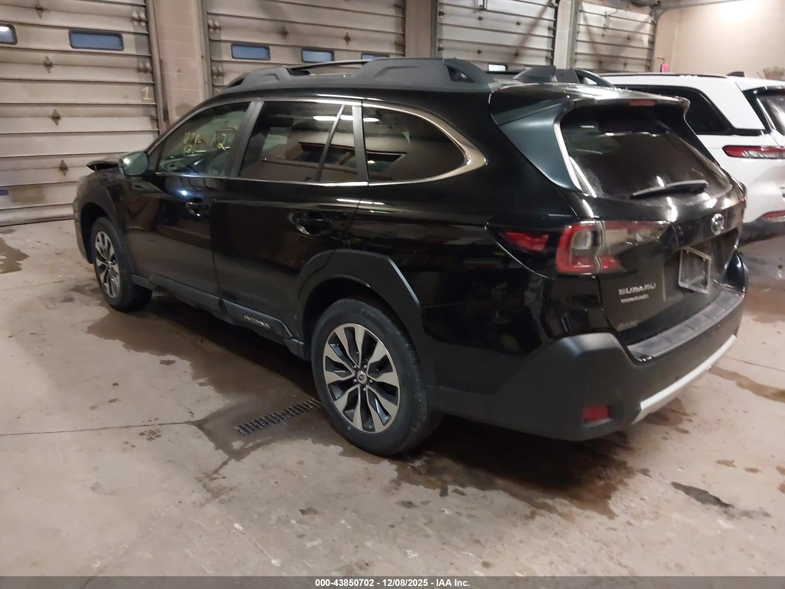SUBARU OUTBACK image 3