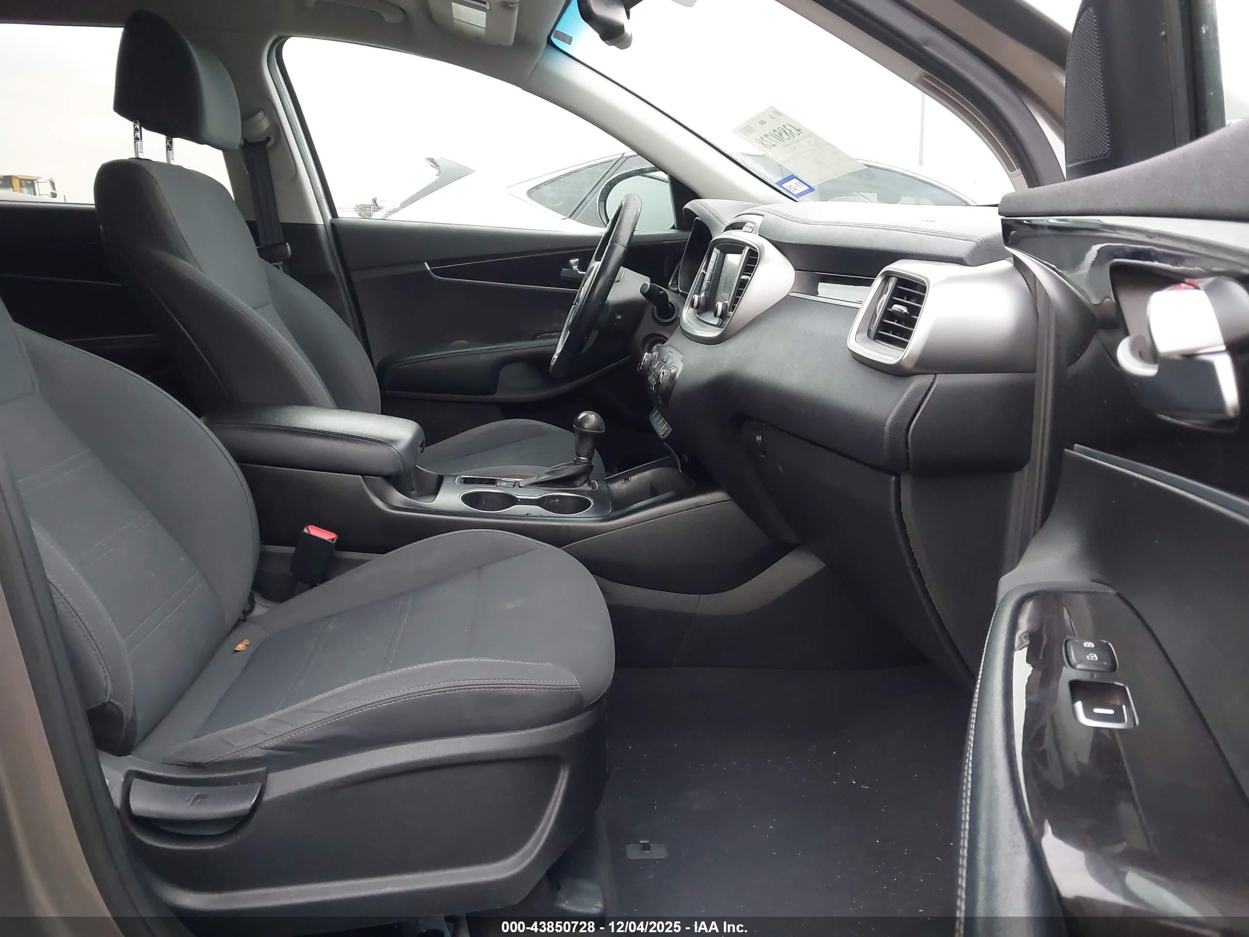 KIA SORENTO image 5