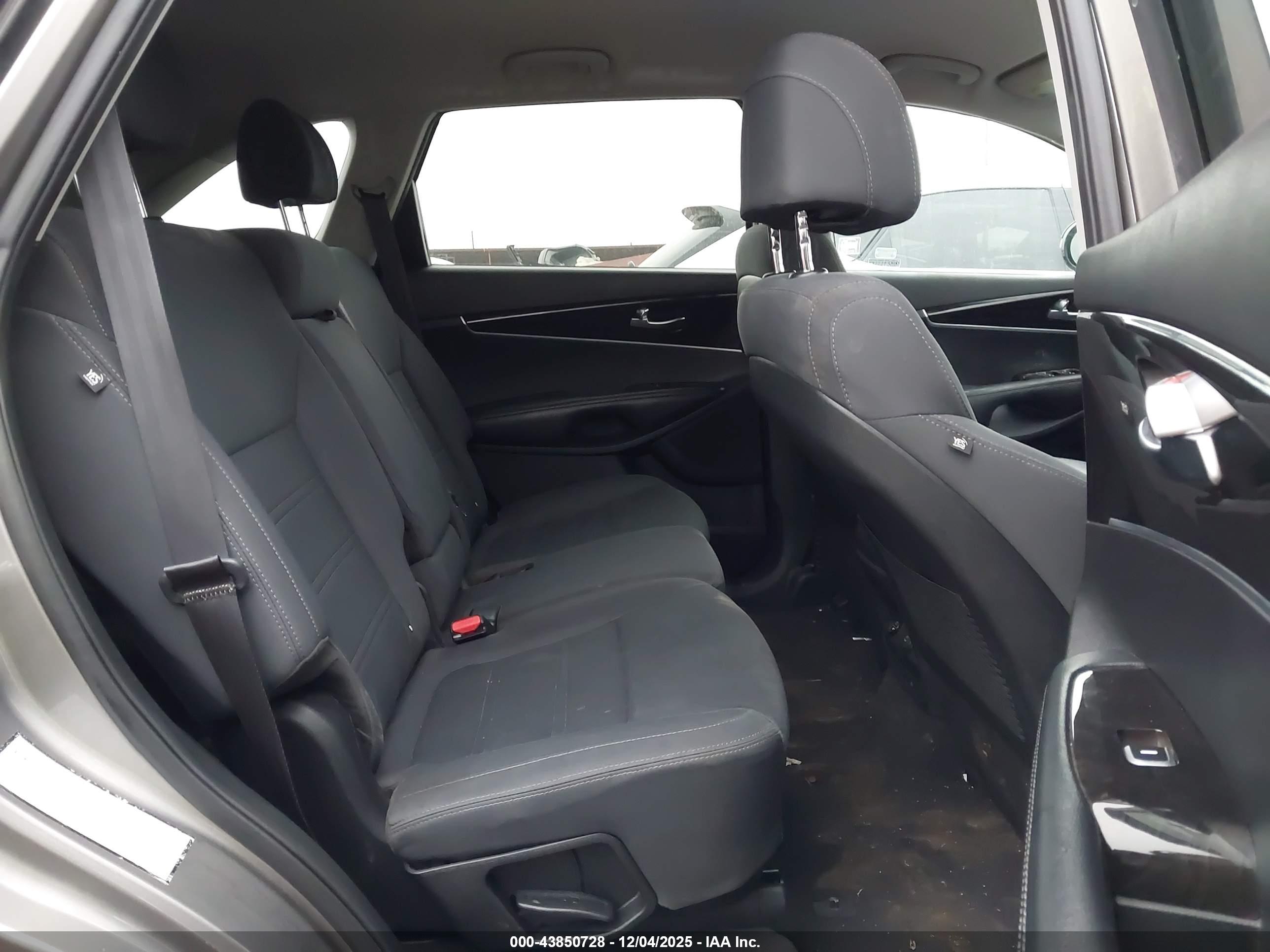 KIA SORENTO image 8
