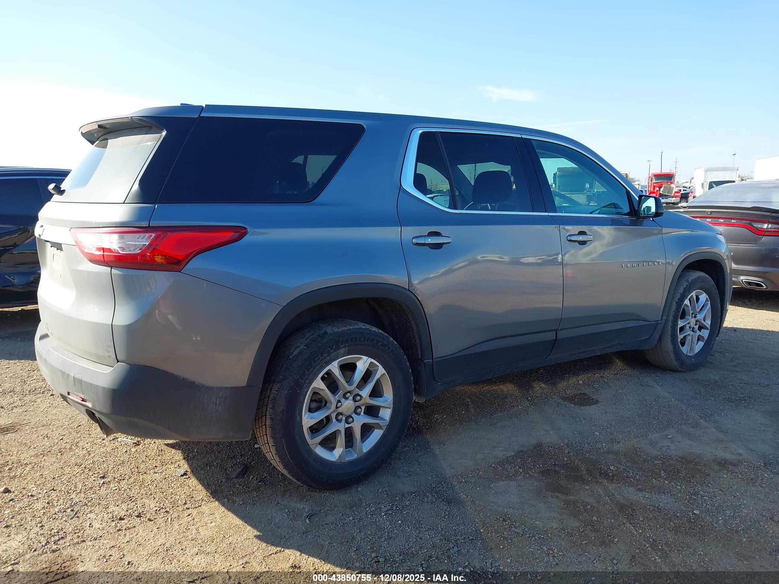 CHEVROLET TRAVERSE image 4