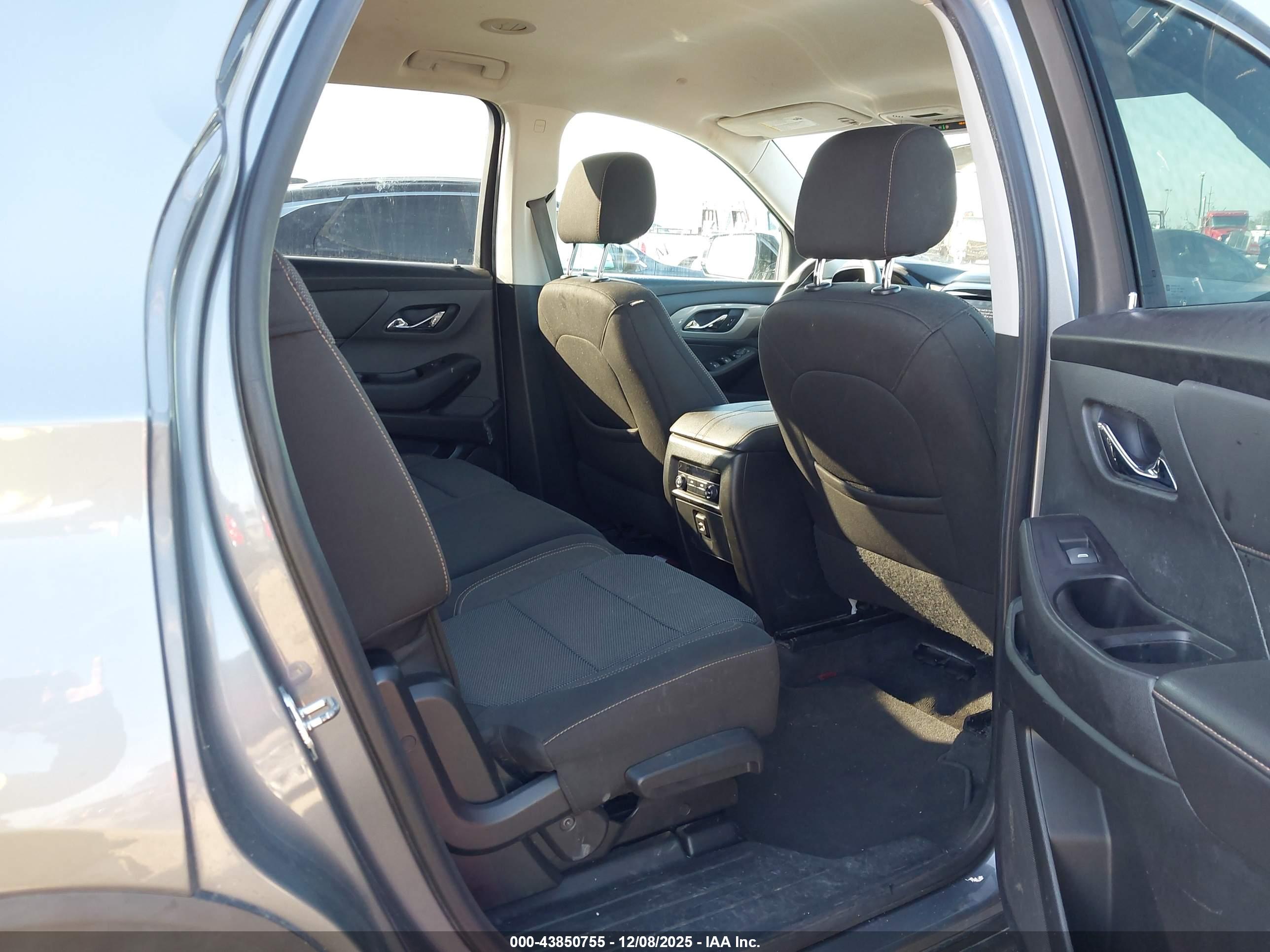 CHEVROLET TRAVERSE image 8
