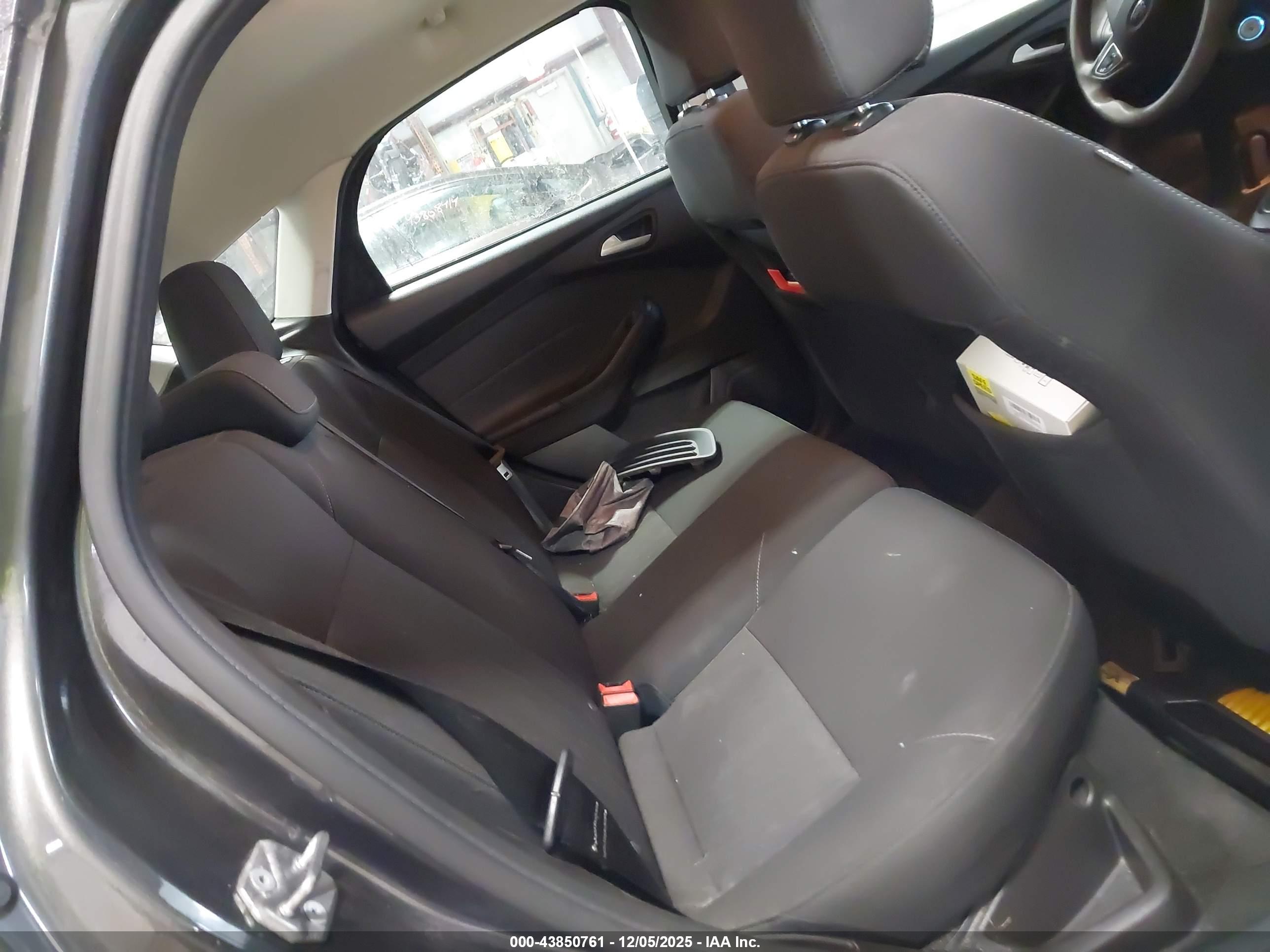 FORD FOCUS image 8