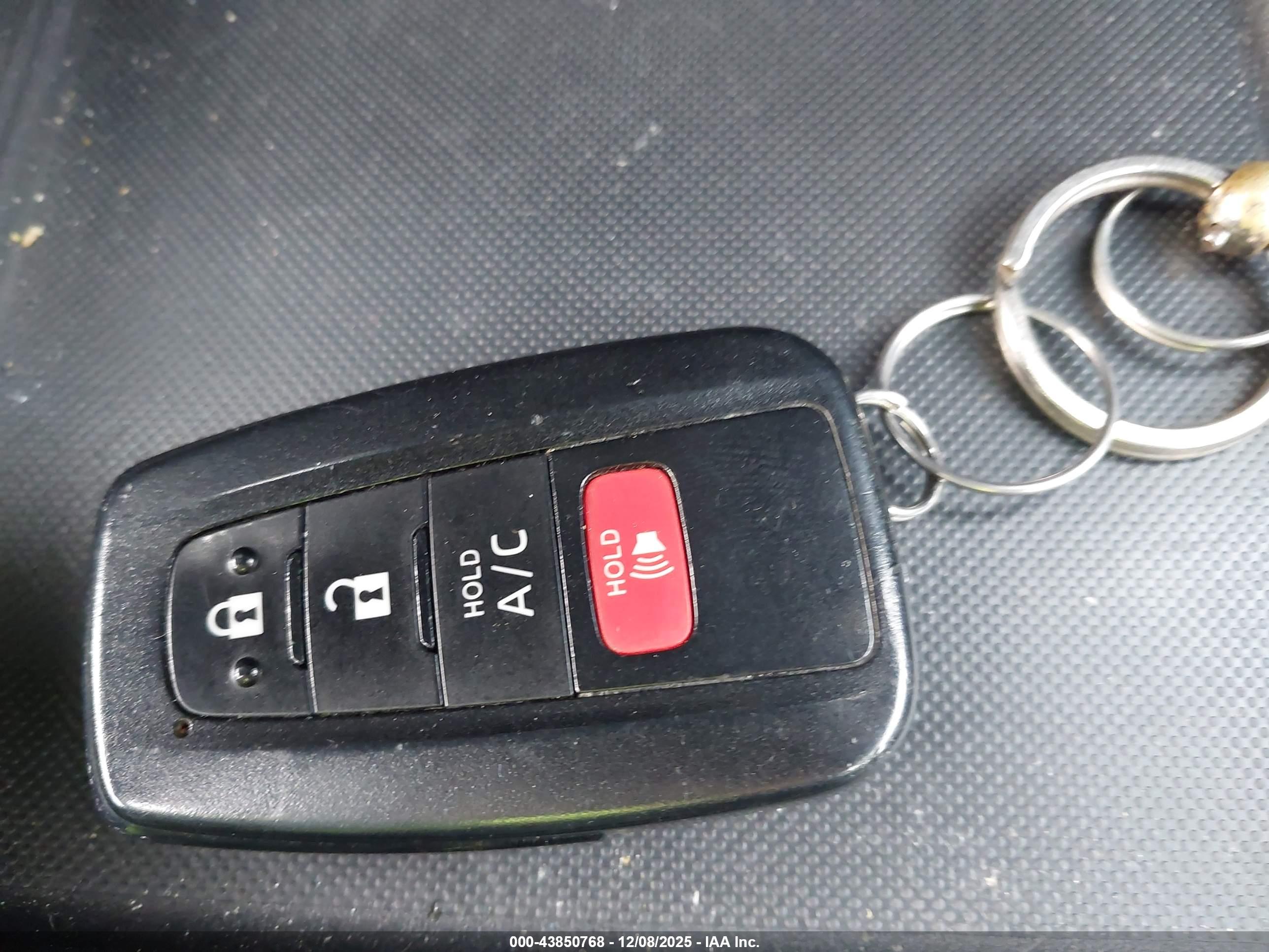 TOYOTA PRIUS image 11