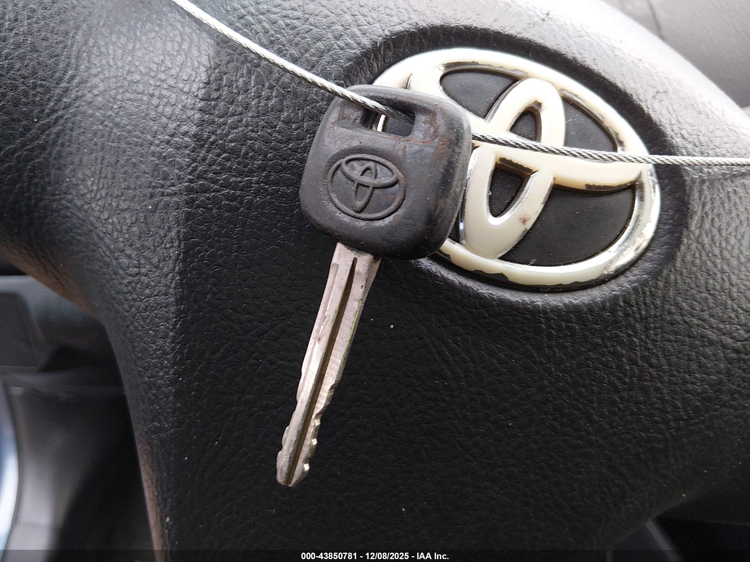TOYOTA YARIS image 11