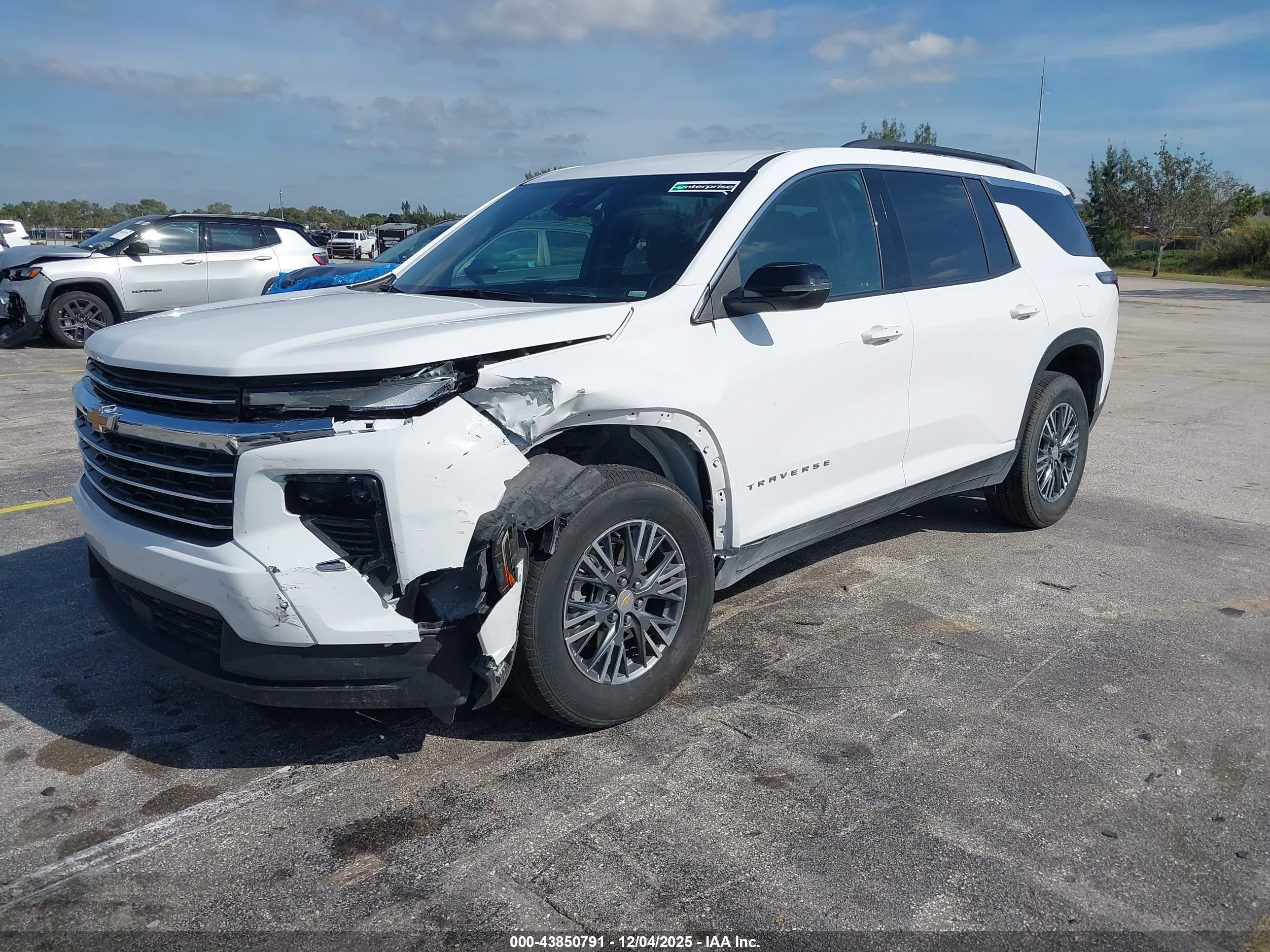 CHEVROLET TRAVERSE image 2