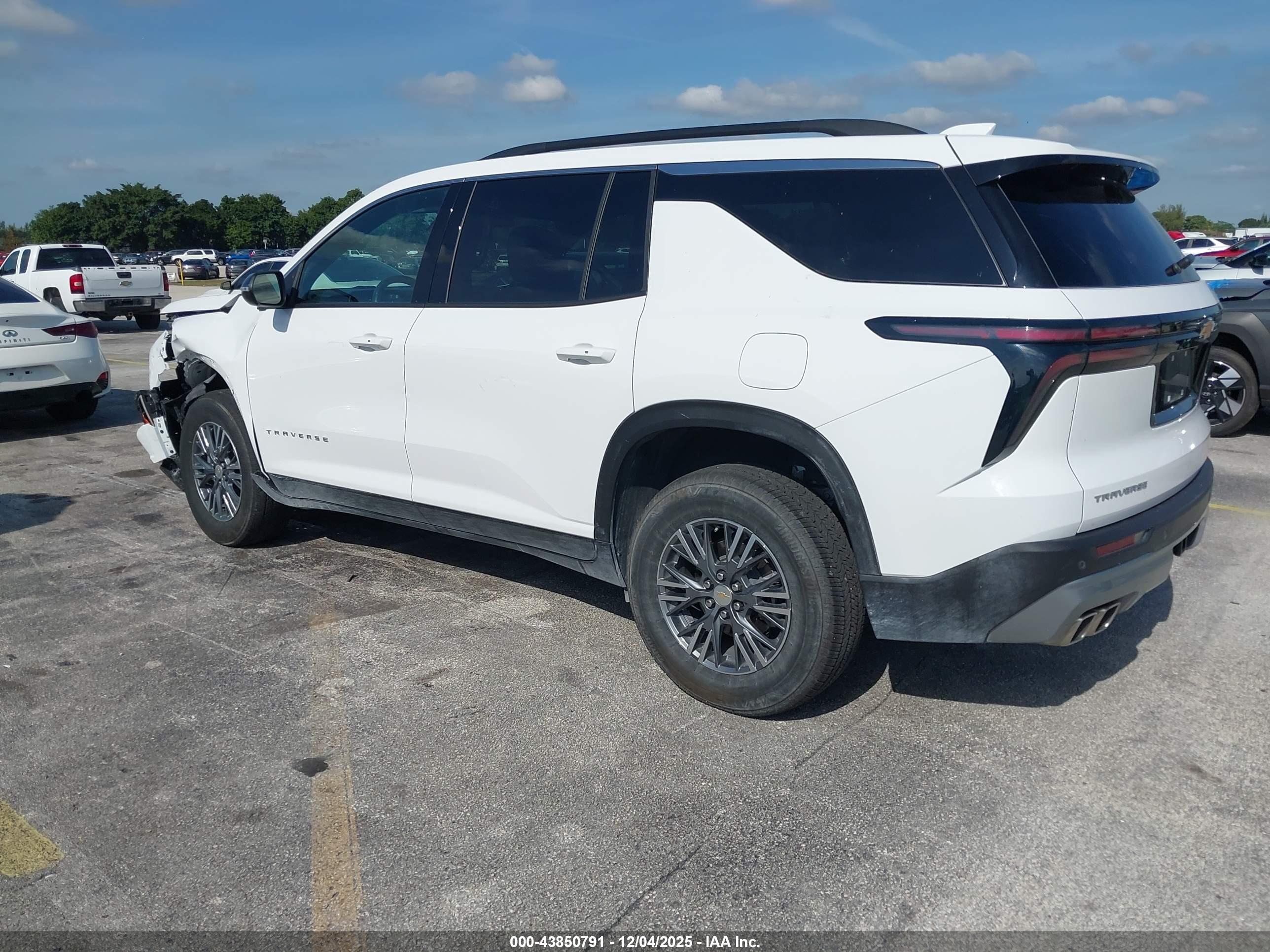 CHEVROLET TRAVERSE image 3