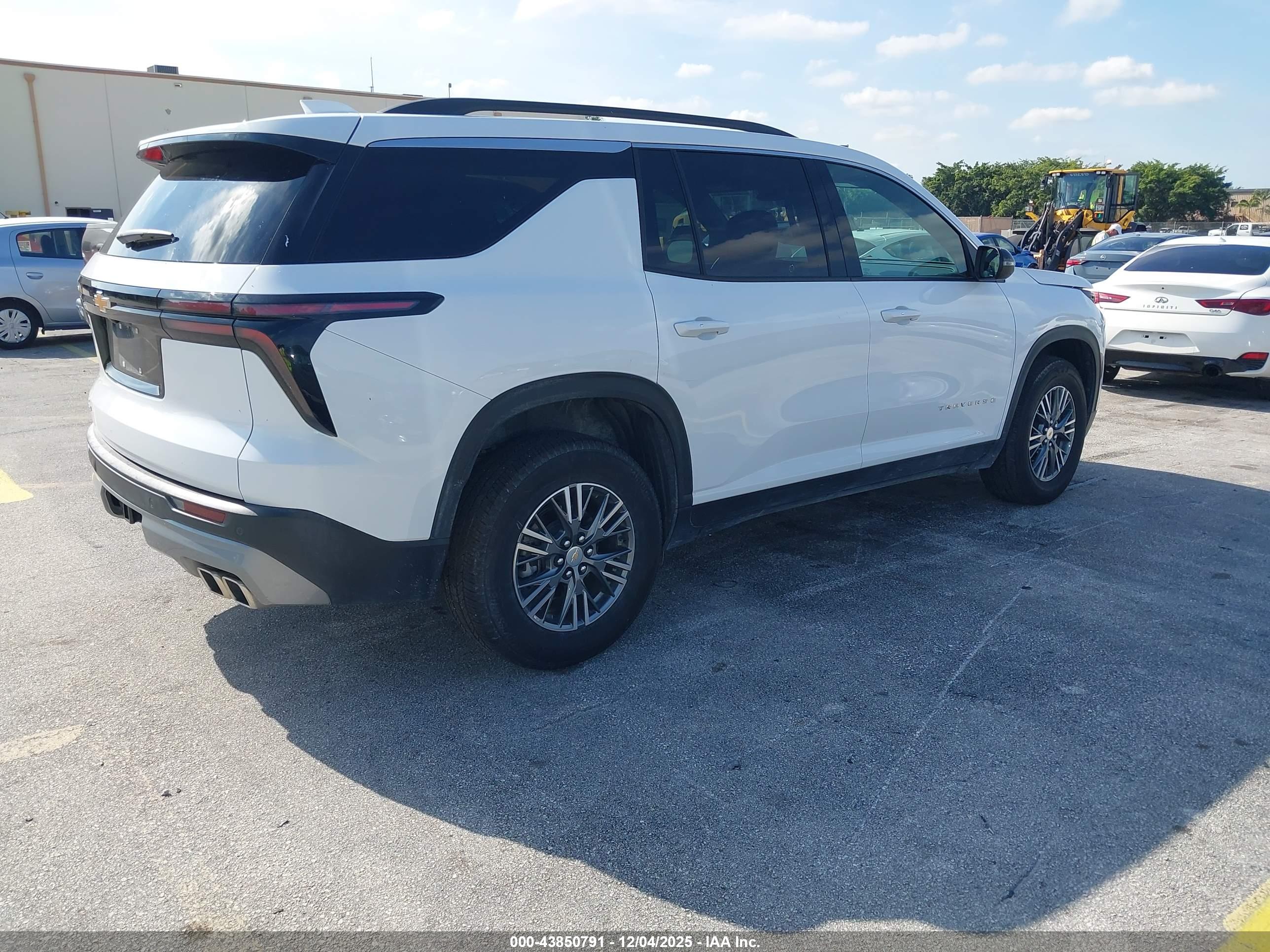 CHEVROLET TRAVERSE image 4