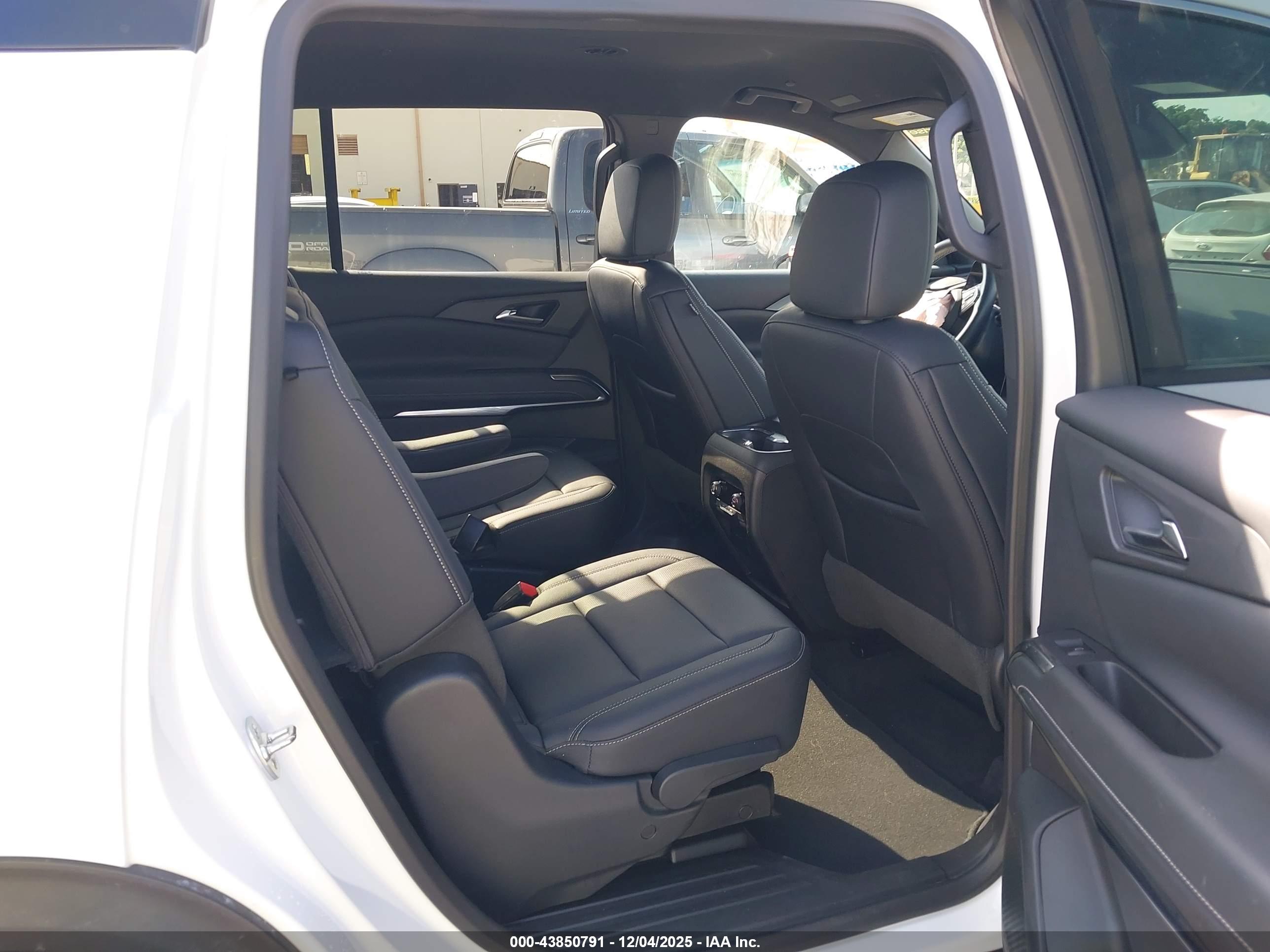 CHEVROLET TRAVERSE image 8