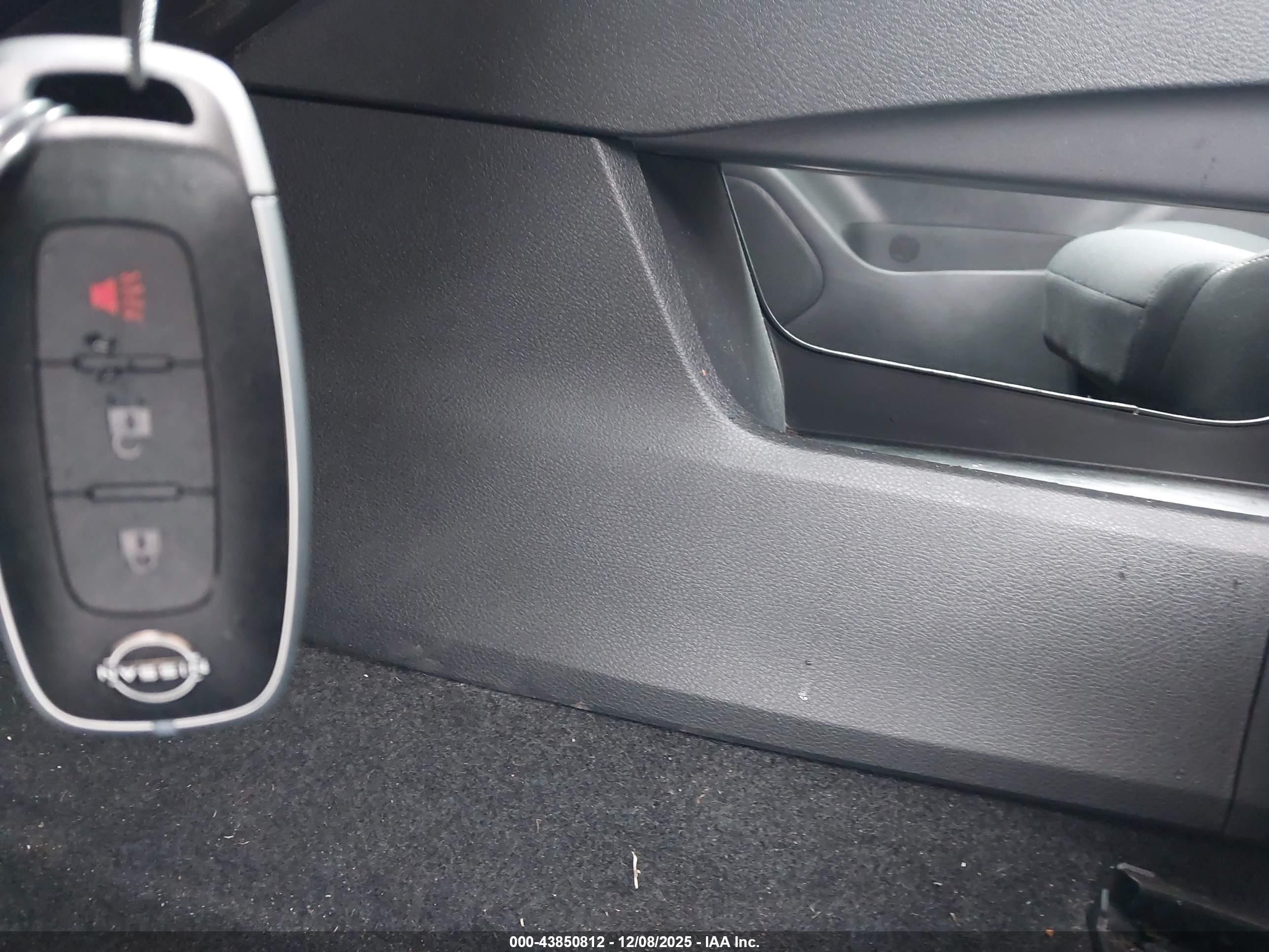 NISSAN ROGUE image 11