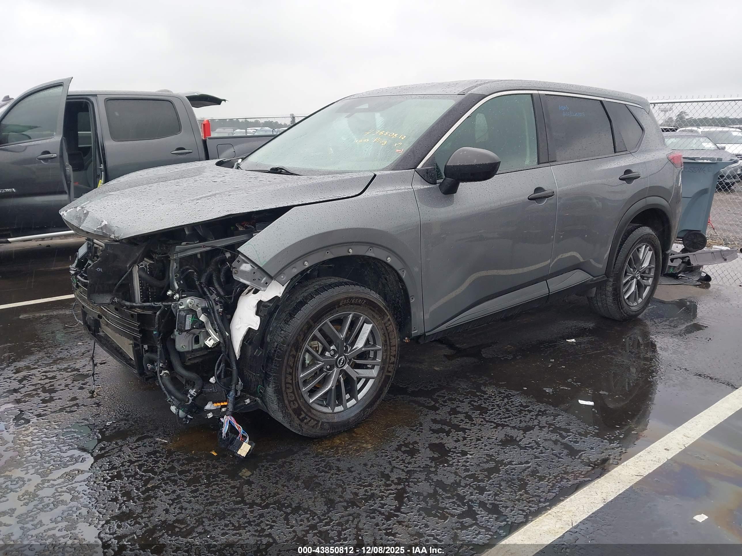 NISSAN ROGUE image 2