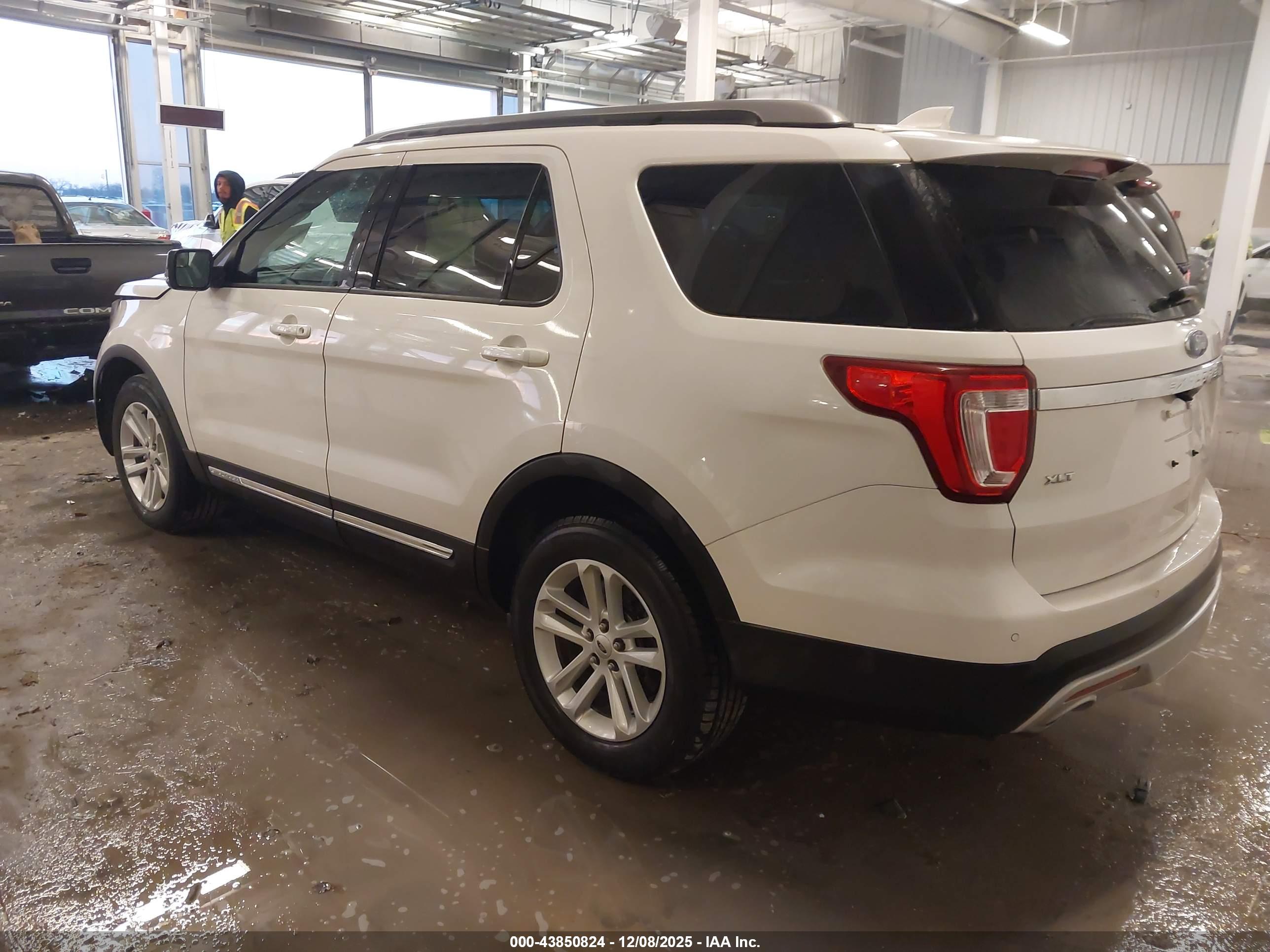 FORD EXPLORER image 3